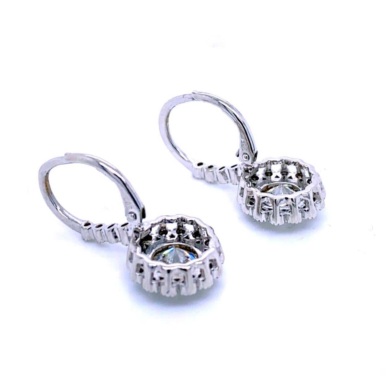 Boucles d'oreilles pendantes en diamants de 2,30 carats avec 2 pièces de  Centre de table et halo RB de 1 carat Pour femmes en vente