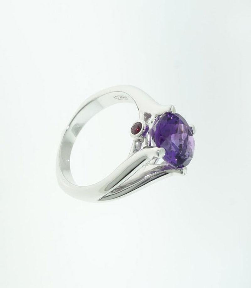Contemporary 2.30 Carat Amethyst and Sapphire Solitaire Ring Estate Fine Jewelry For Sale
