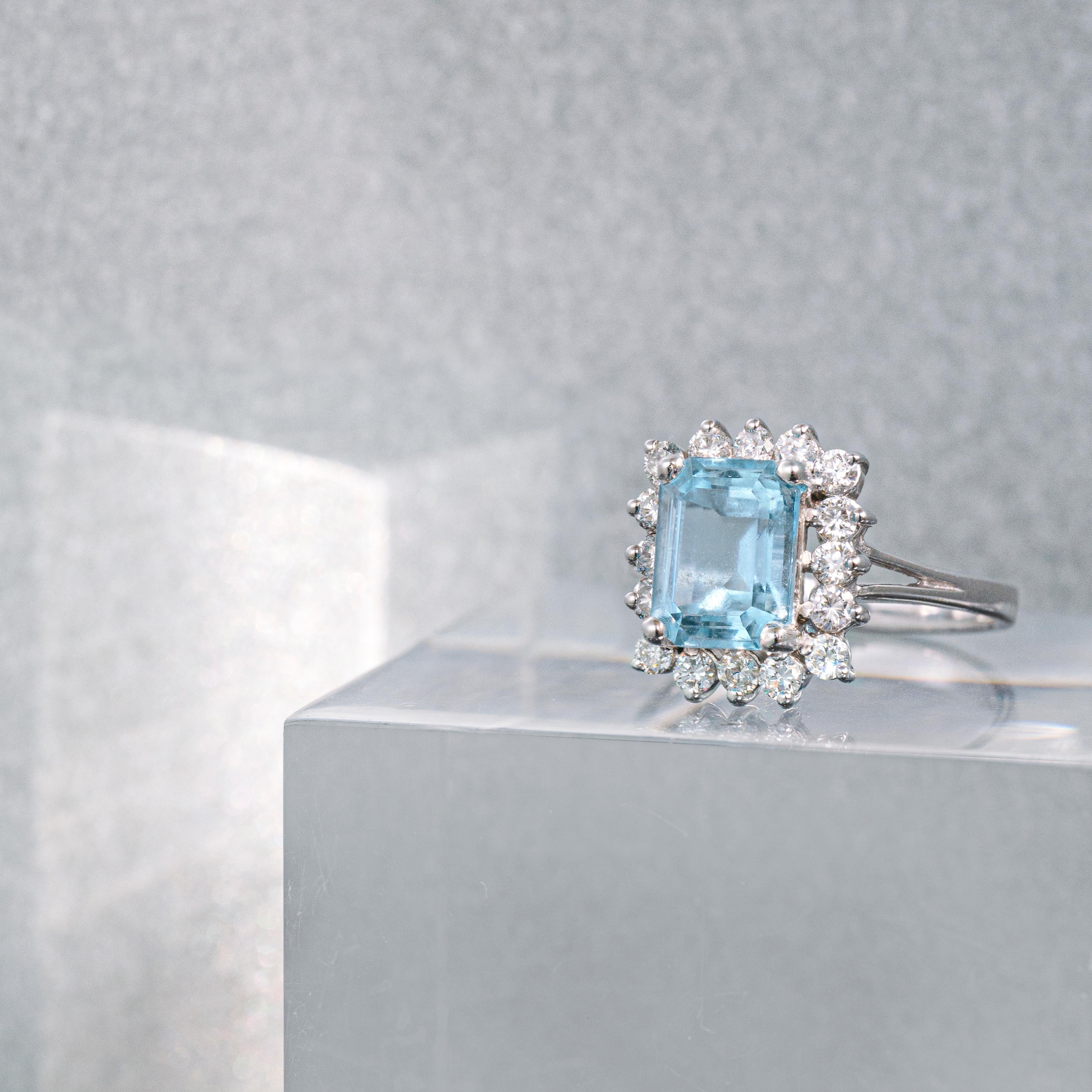 Verlobungs-Cluster-Ring aus 18 Karat Weißgold mit 2,30 Karat Aquamarin und Diamant (Moderne)