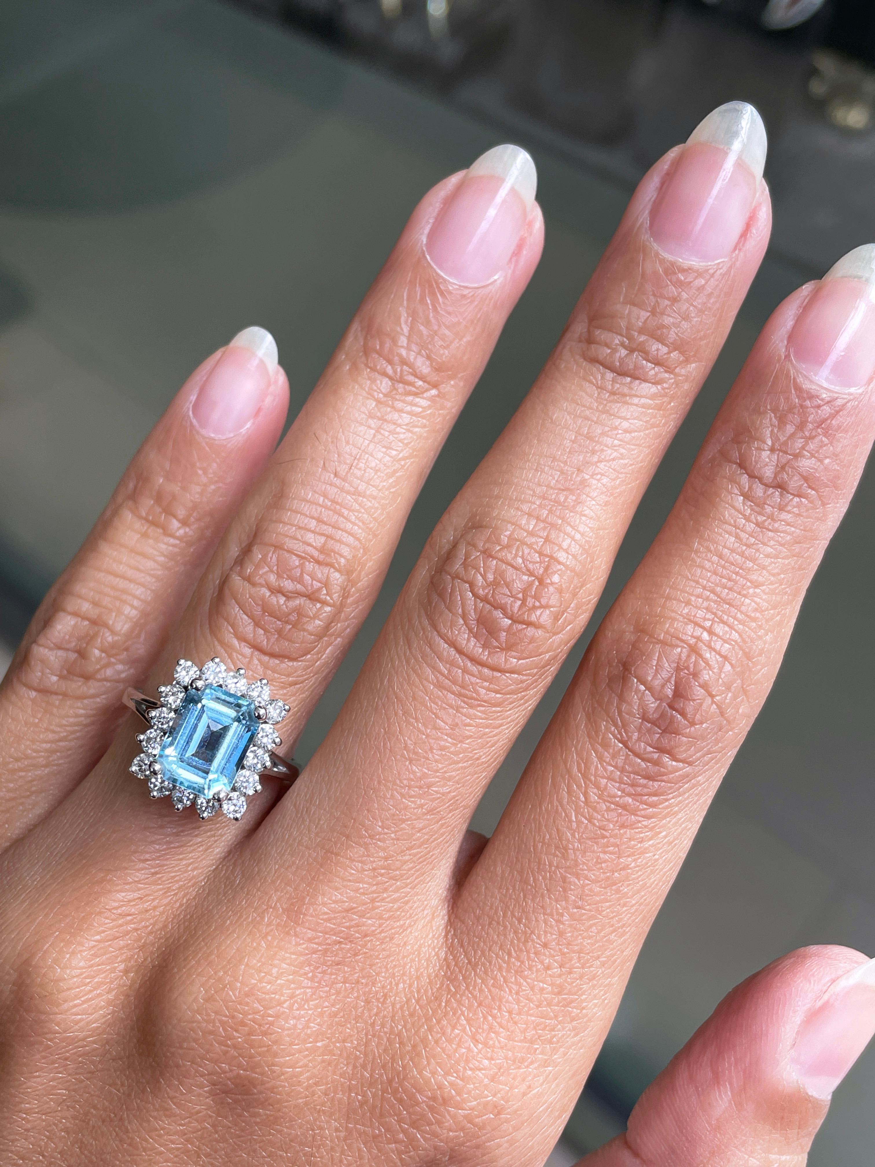 Verlobungs-Cluster-Ring aus 18 Karat Weißgold mit 2,30 Karat Aquamarin und Diamant (Smaragdschliff)