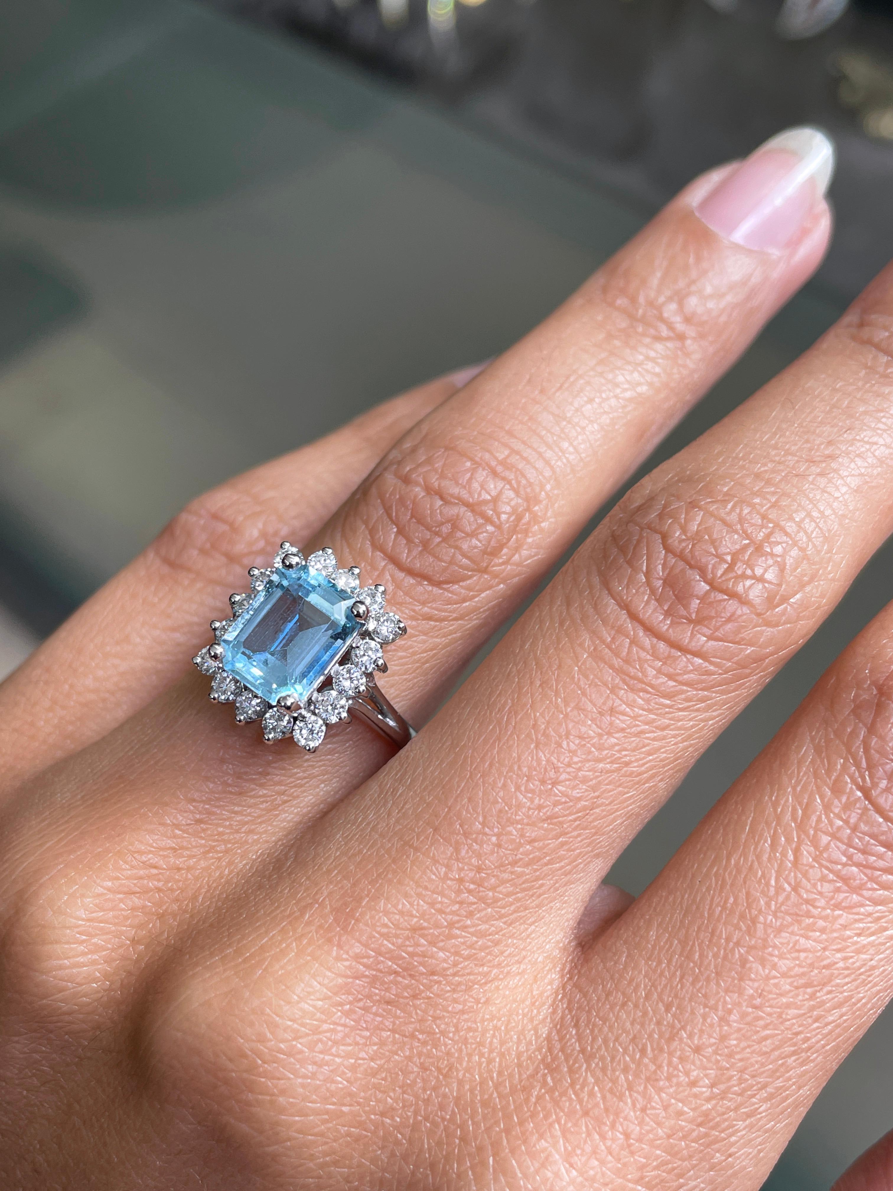 Verlobungs-Cluster-Ring aus 18 Karat Weißgold mit 2,30 Karat Aquamarin und Diamant im Zustand „Neu“ in London, GB