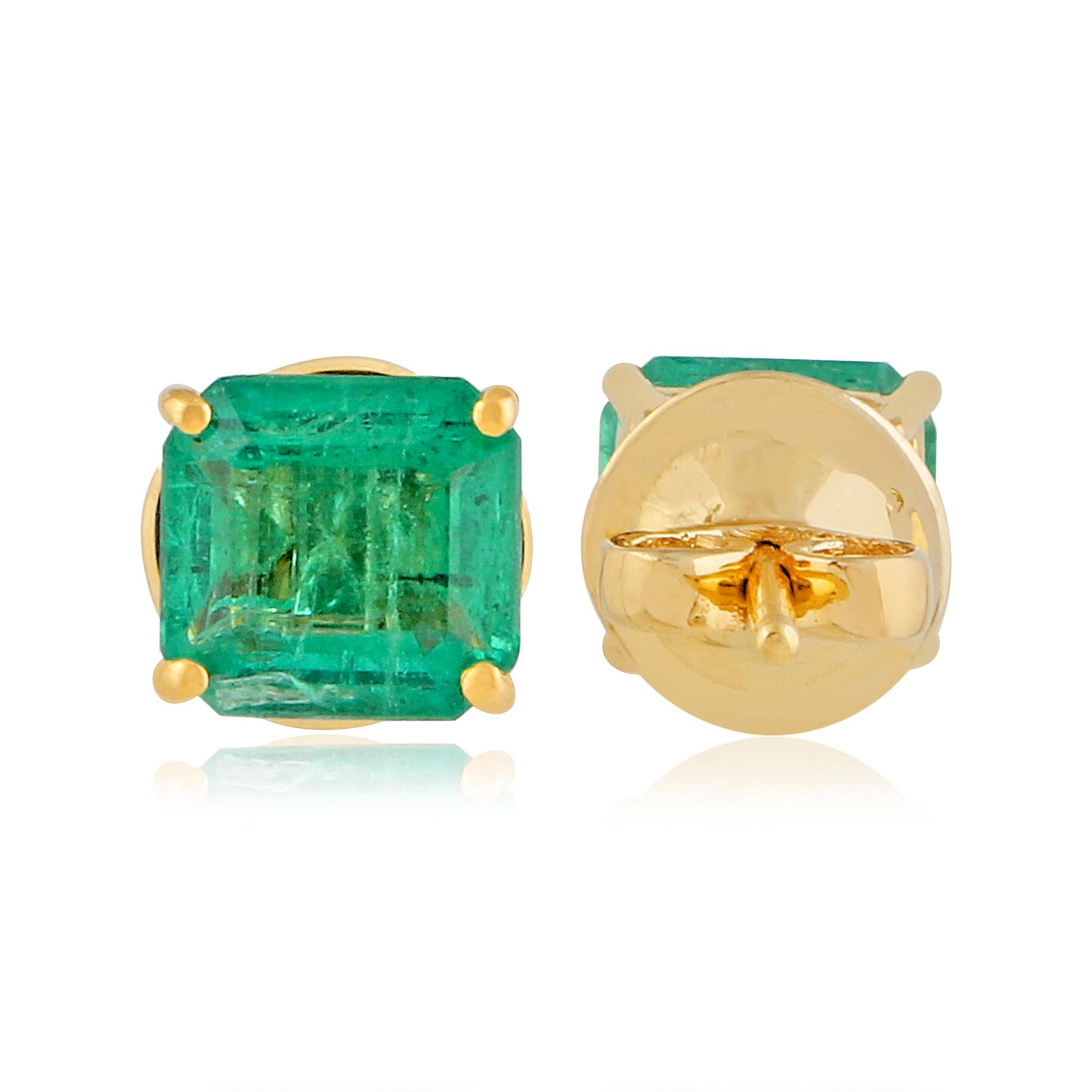 Diese exquisiten Ohrringe aus 18-karätigem Gold sind mit einem Smaragd von 2,30 Karat besetzt. Der Smaragd ist ein Mai-Geburtsstein und soll den Intellekt verbessern und Wohlstand anziehen. Ein wunderbares Geschenk für Mama, Oma, Ihre Frau oder