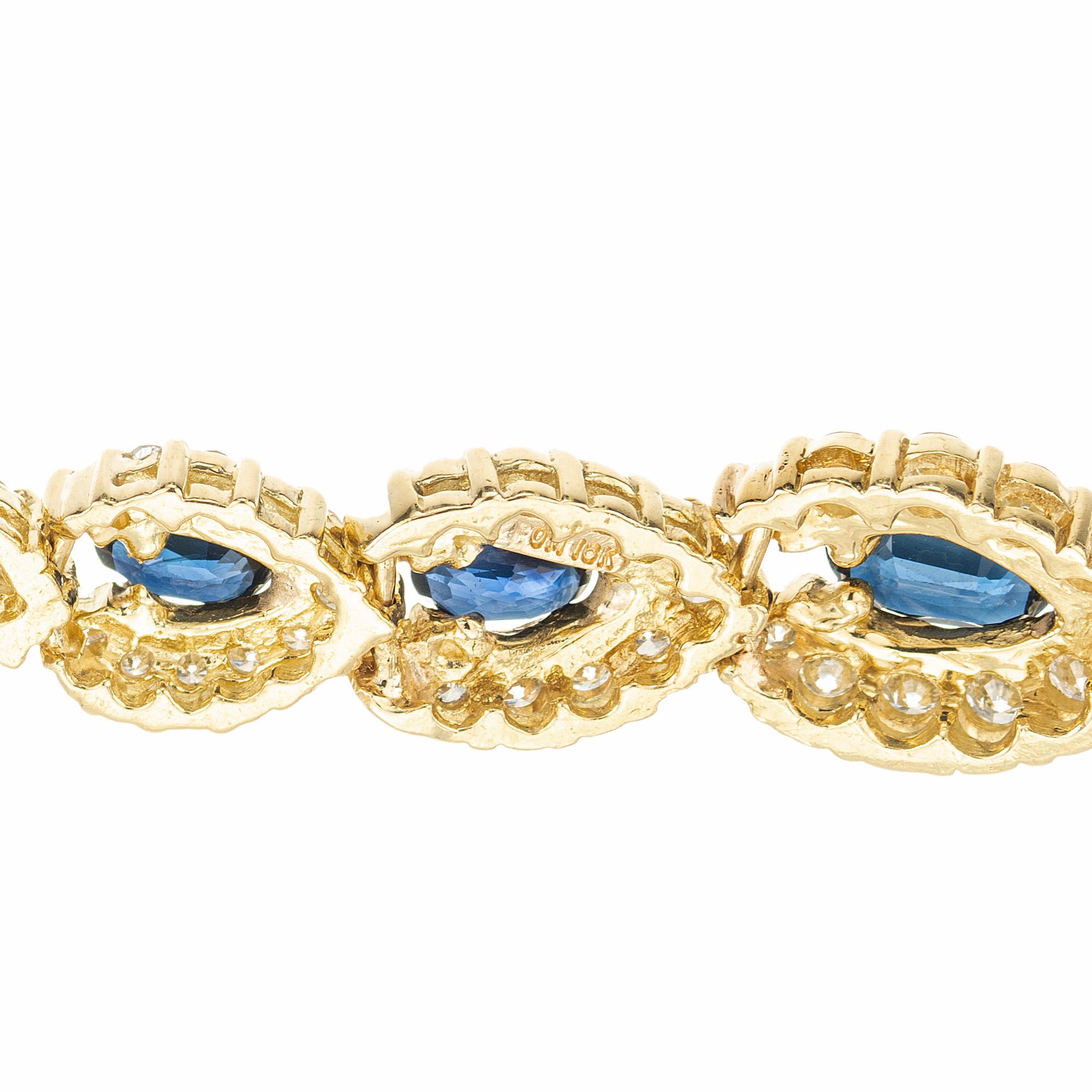 Donna Orecchini a pendente in oro giallo con diamante e zaffiro blu ovale da 2,30 carati in vendita