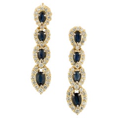 Orecchini a pendente in oro giallo con diamante e zaffiro blu ovale da 2,30 carati