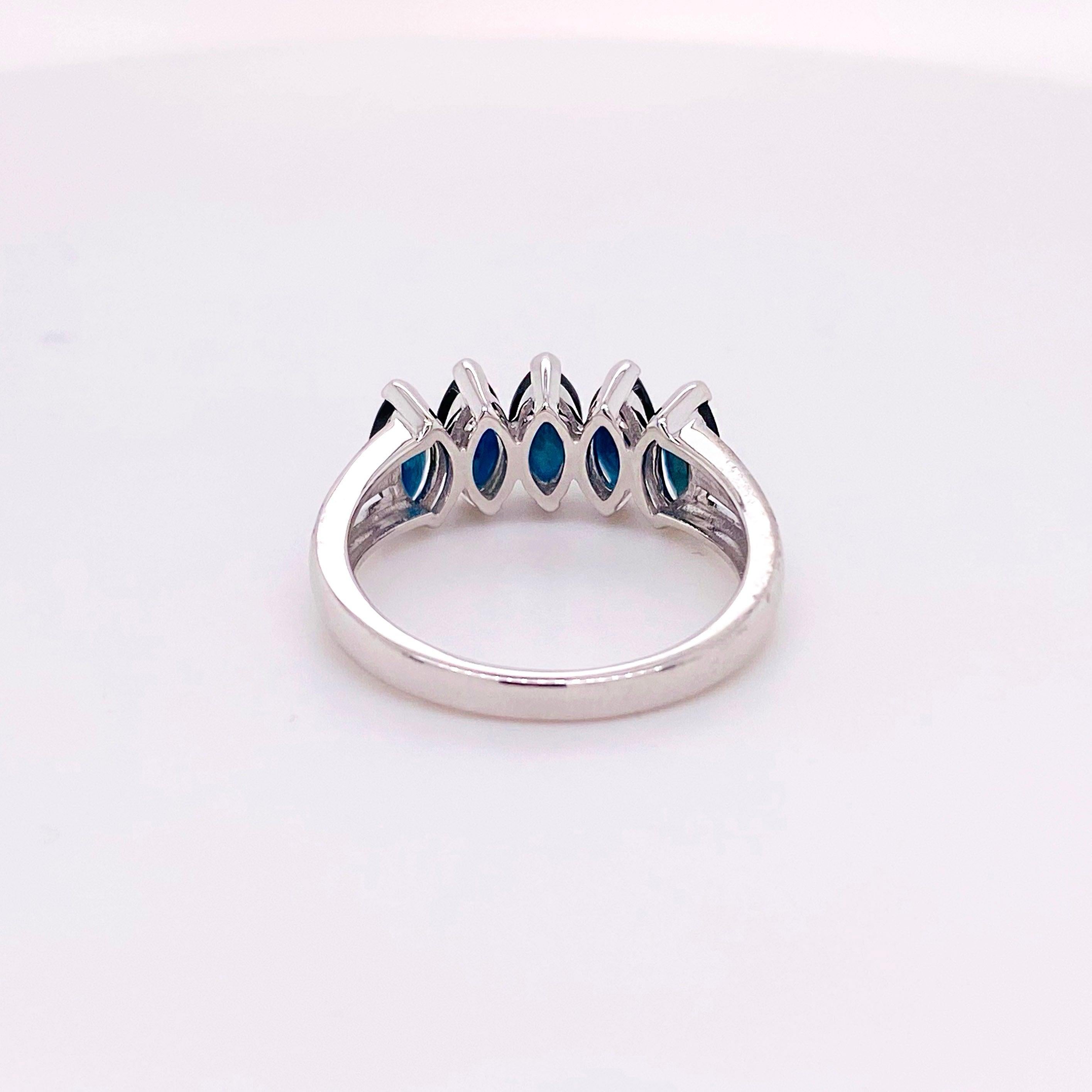 Im Angebot: 2,30 Karat Blauer Saphir Ring 14 Karat Weißgold Fünf-Stein-Jahrestag-Ring () 5