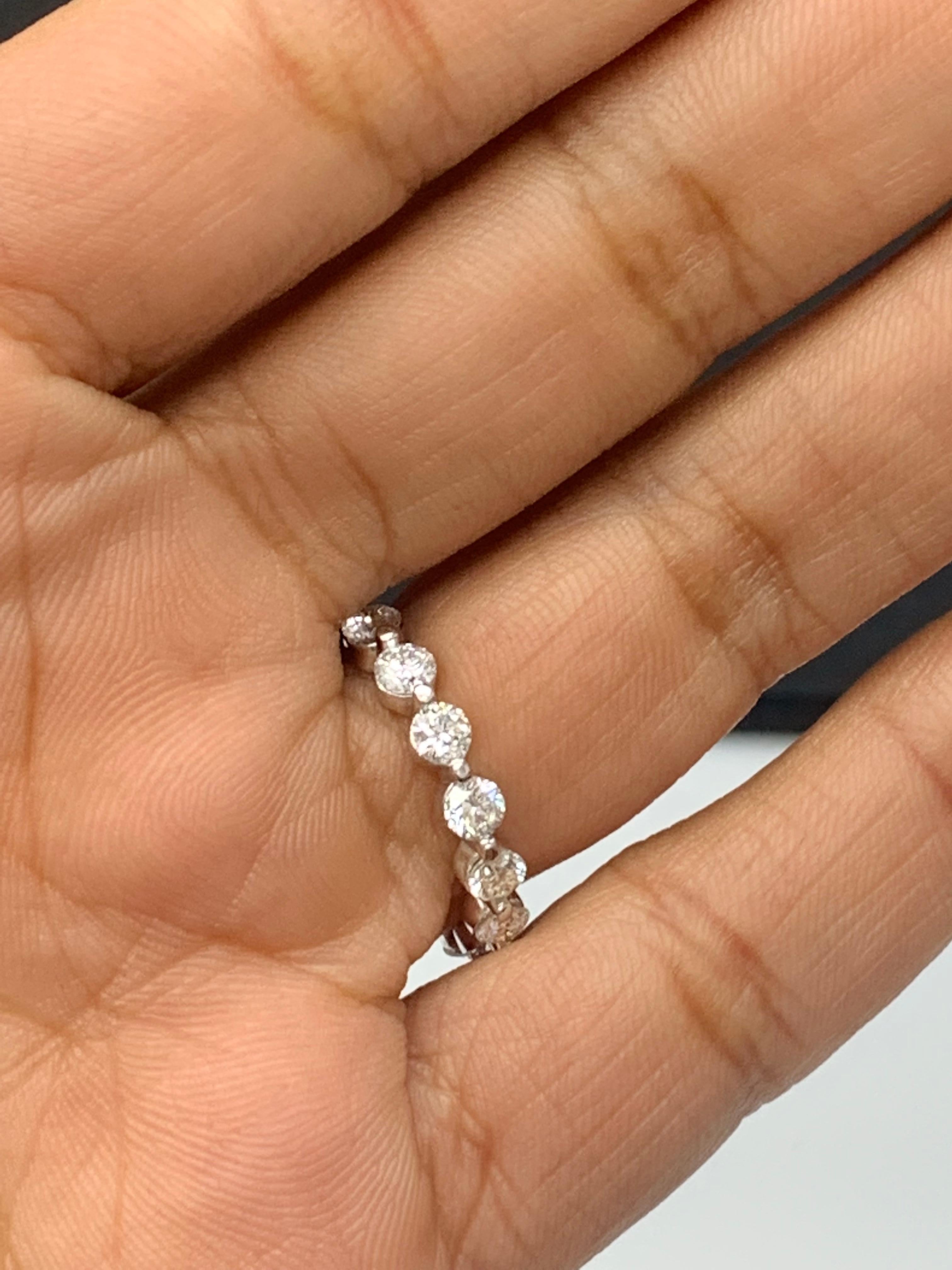 Alliance d'éternité en or blanc 14 carats avec diamants ronds taille brillant de 2,30 carats en vente 4