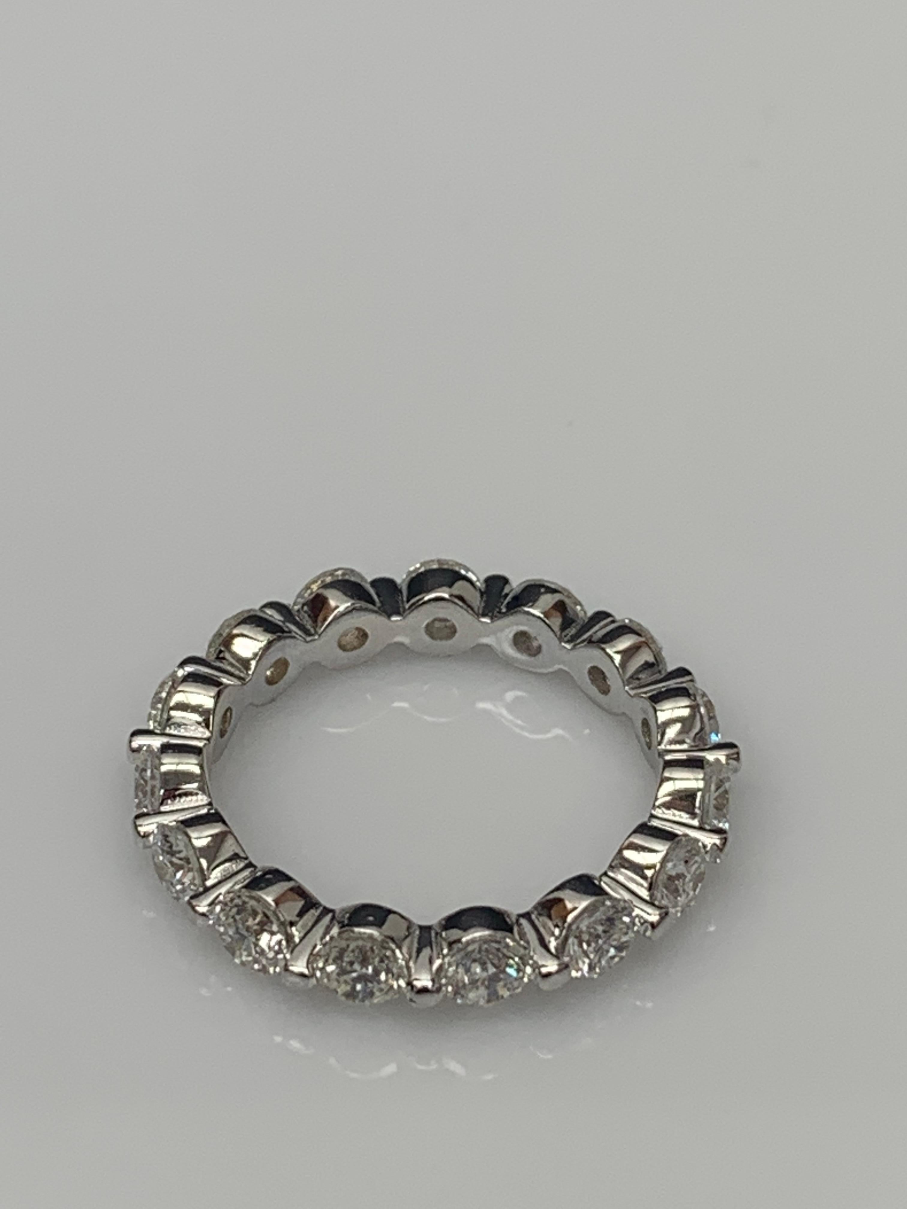 Moderne Alliance d'éternité en or blanc 14 carats avec diamants ronds taille brillant de 2,30 carats en vente