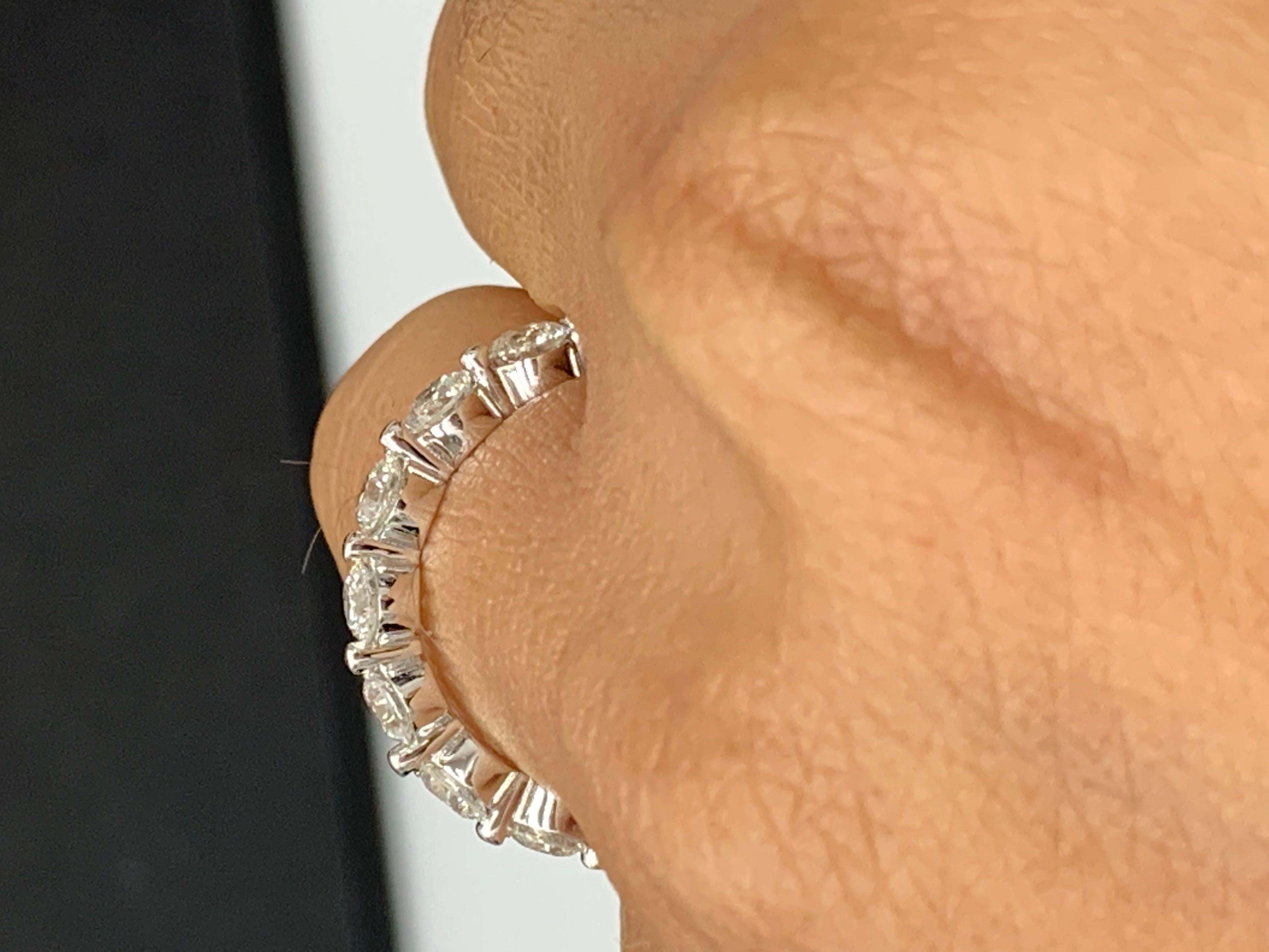 Alliance d'éternité en or blanc 14 carats avec diamants ronds taille brillant de 2,30 carats en vente 2