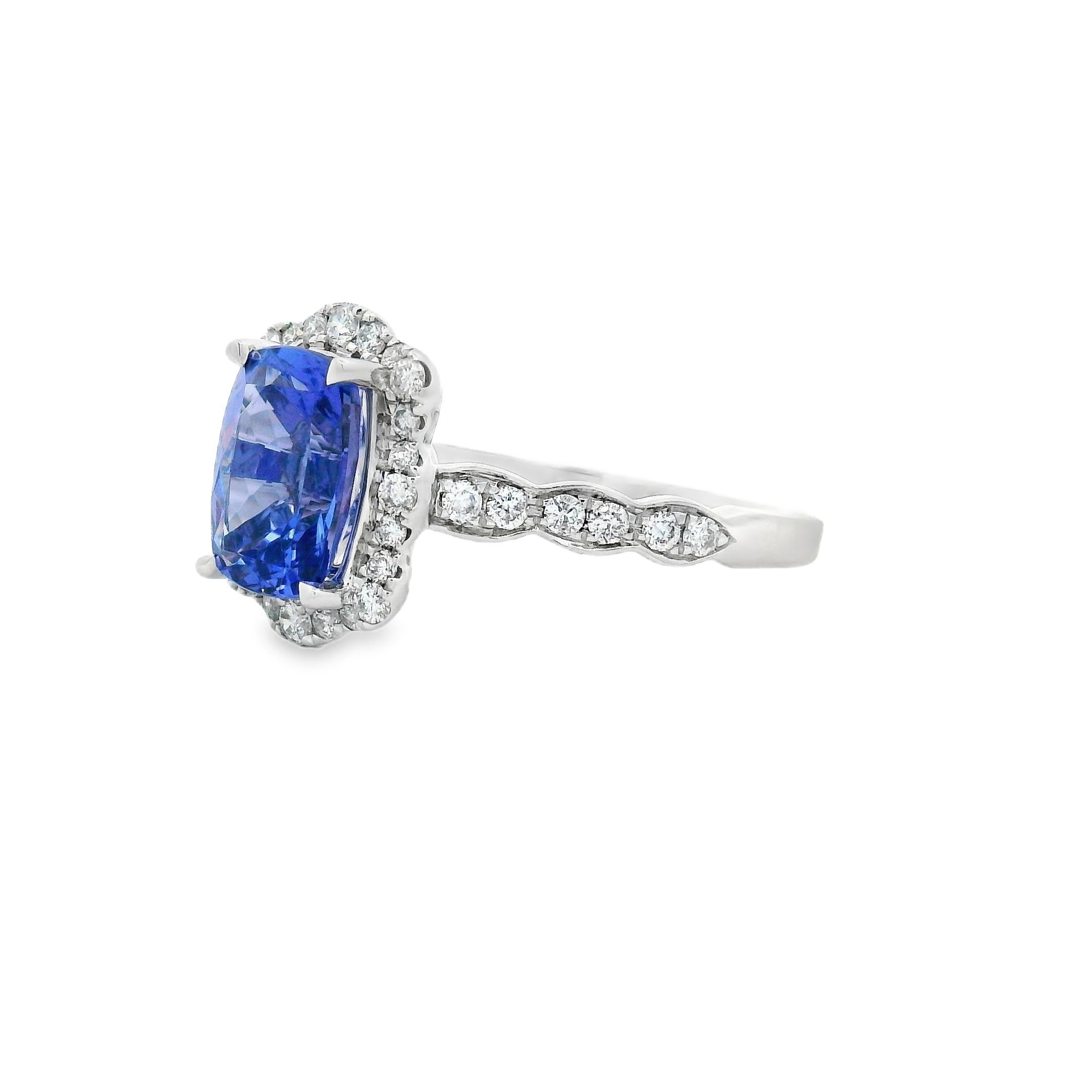 2,30 Karat Cushion Tansanit und Diamant Halo Ring in 14K Weißgold Größe 7 (Zeitgenössisch) im Angebot
