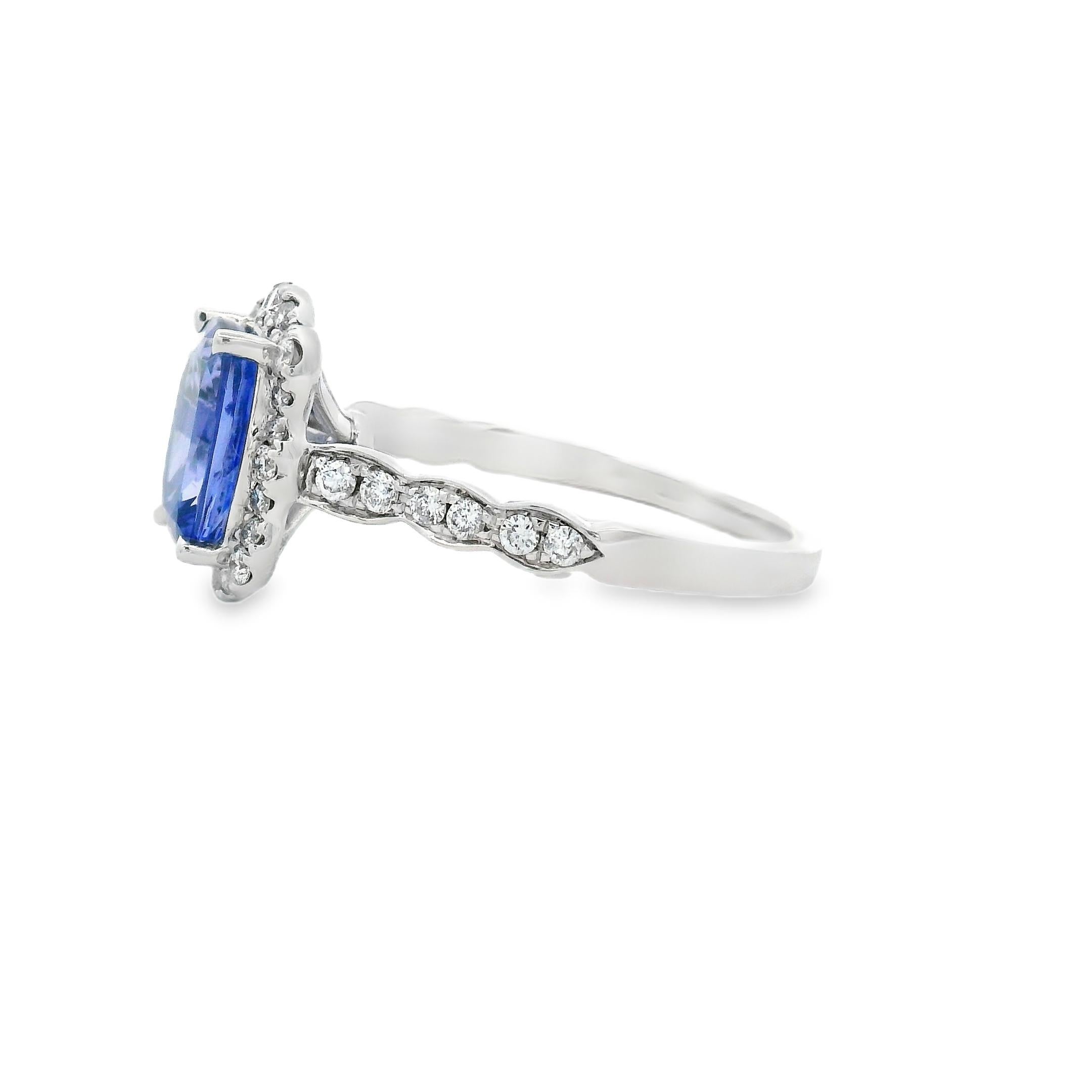 2,30 Karat Cushion Tansanit und Diamant Halo Ring in 14K Weißgold Größe 7 (Kissenschliff) im Angebot