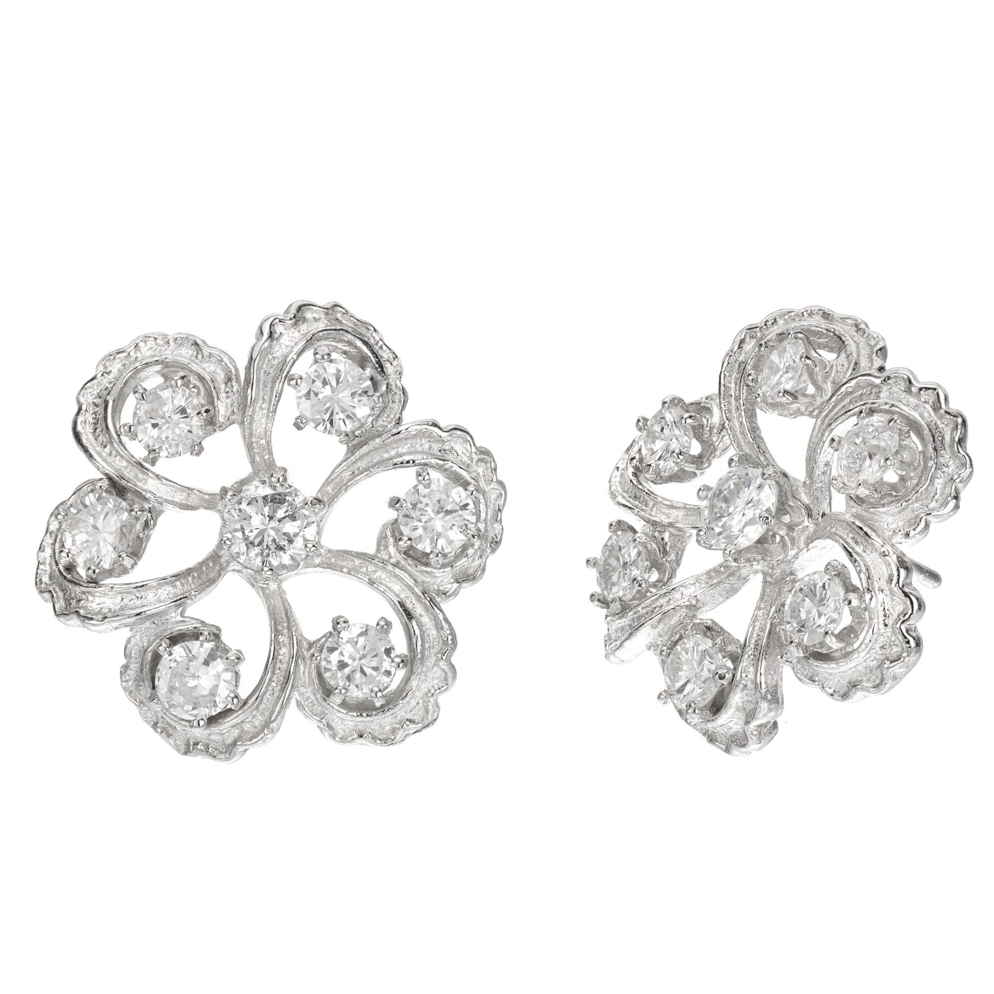 Boucles d'oreilles en diamant de forme circulaire datant de 1930 à 1940. 14 diamants de taille ronde de transition sertis dans des montures en platine texturées et détaillées à la main. Dos de sécurité en platine de grande taille.

12 diamants ronds