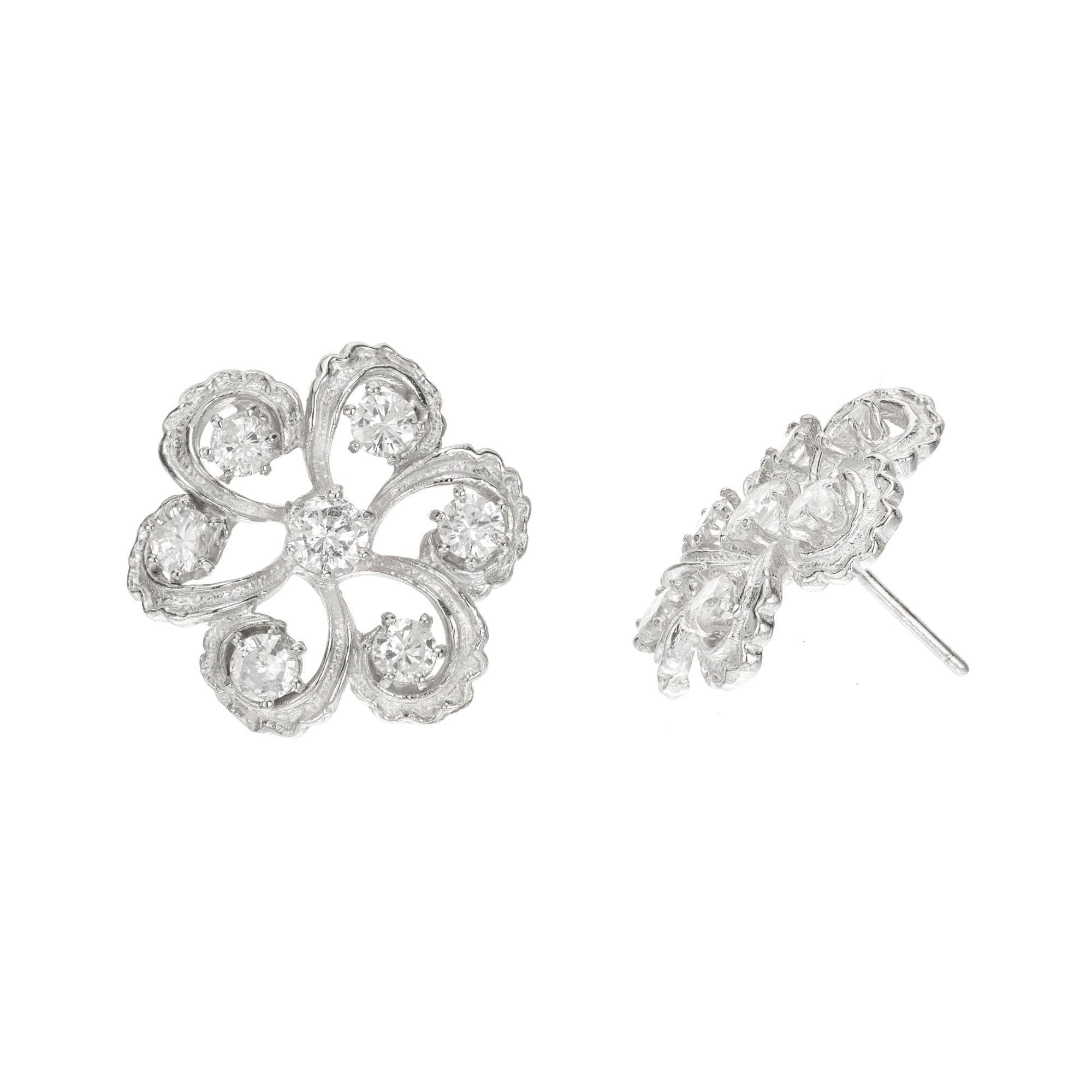 Taille ronde Boucles d'oreilles en forme de tourbillon en platine avec diamants de 2,30 carats en vente