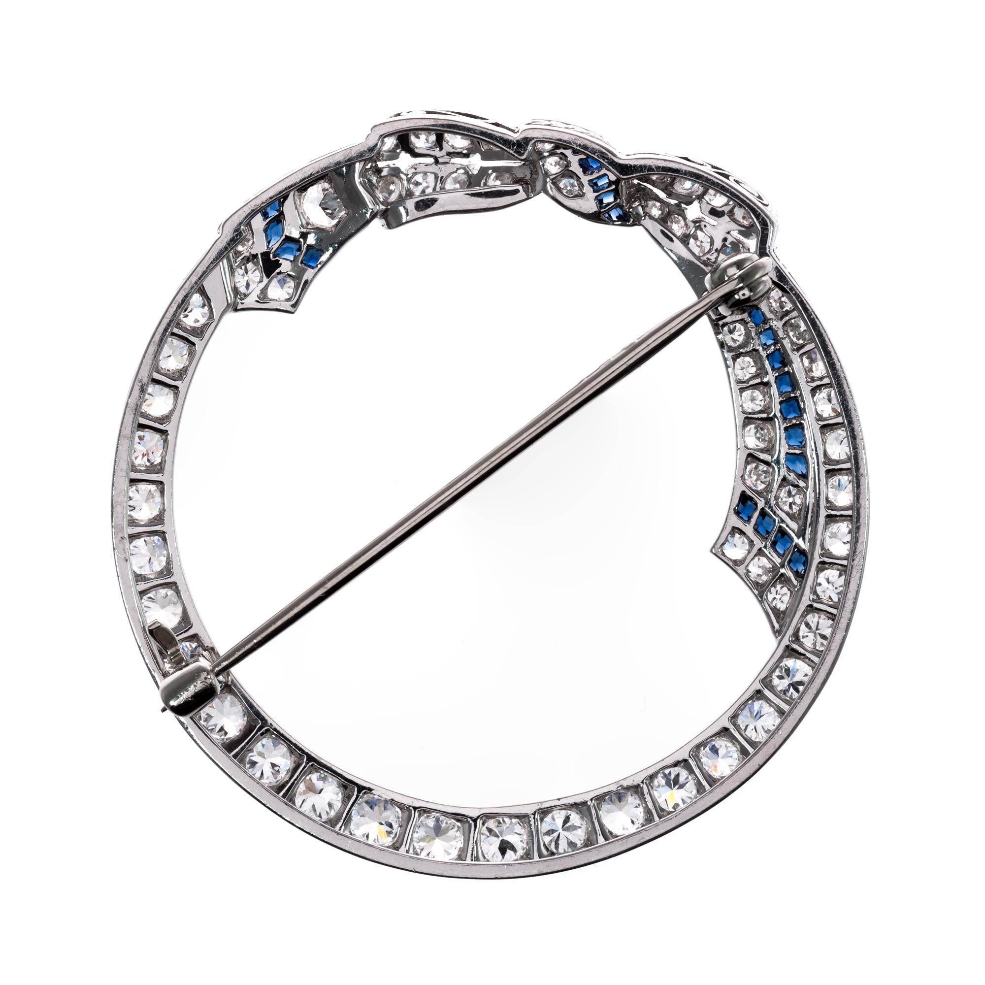 Broche cercle ouvert Art déco en or blanc 14 carats avec diamants et saphirs de 2,30 carats et nœud papillon en vente 1