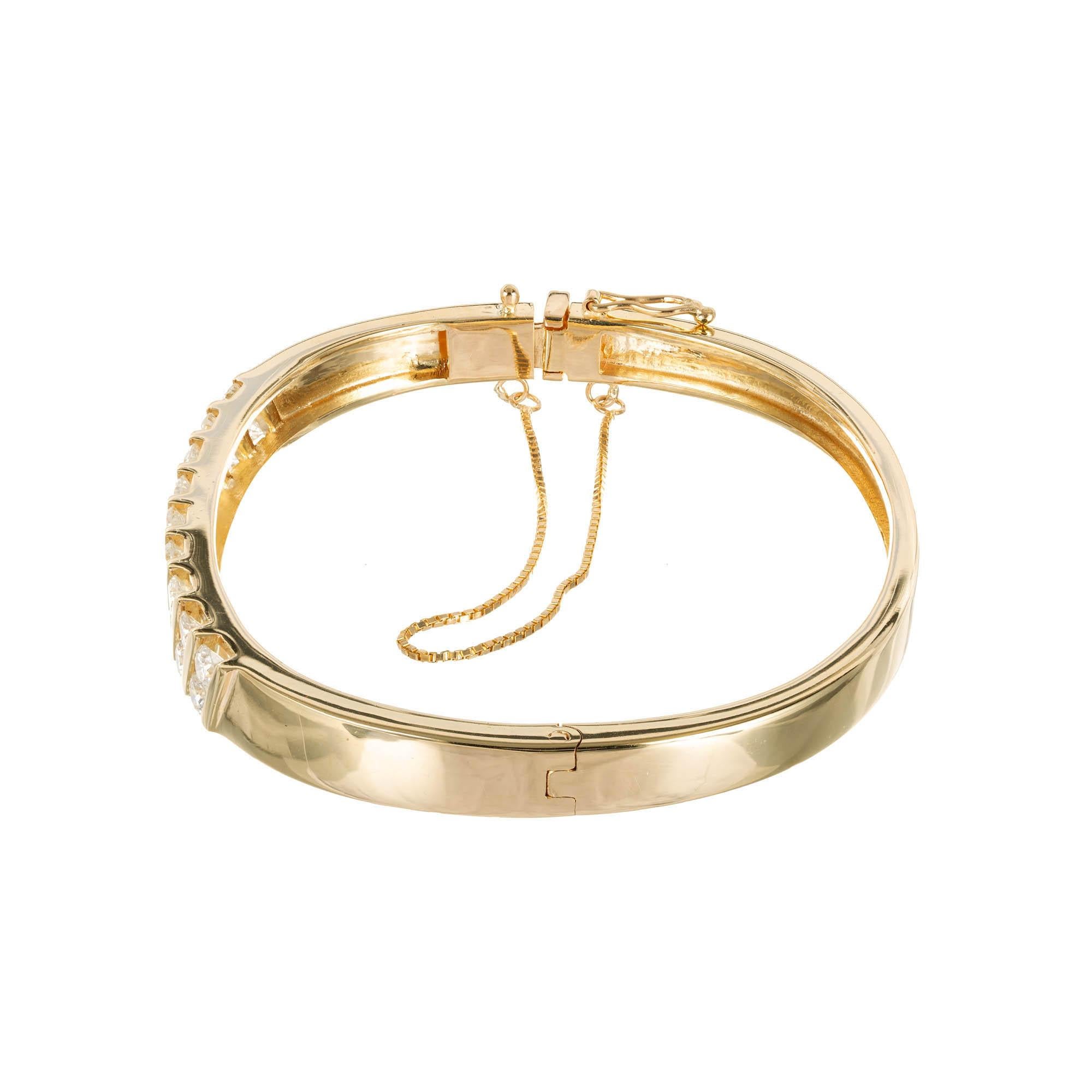 2.30 Carat Diamond Yellow Gold Bangle Bracelet In Good Condition For Sale In Stamford, CT