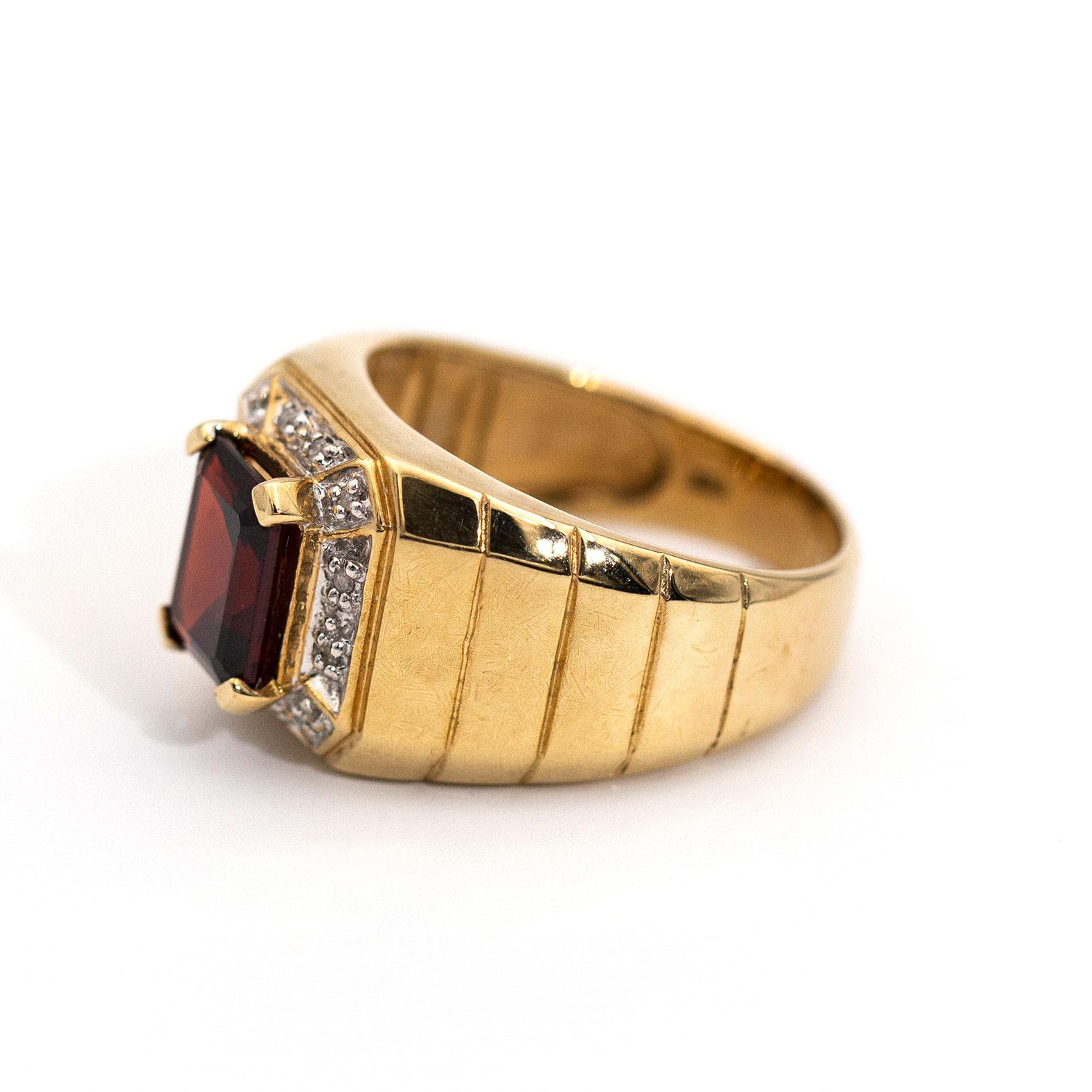 Contemporary 2.30 Carat Emerald Cut Red Garnet Diamond 9 Carat Yellow Gold Mens Signet Ring