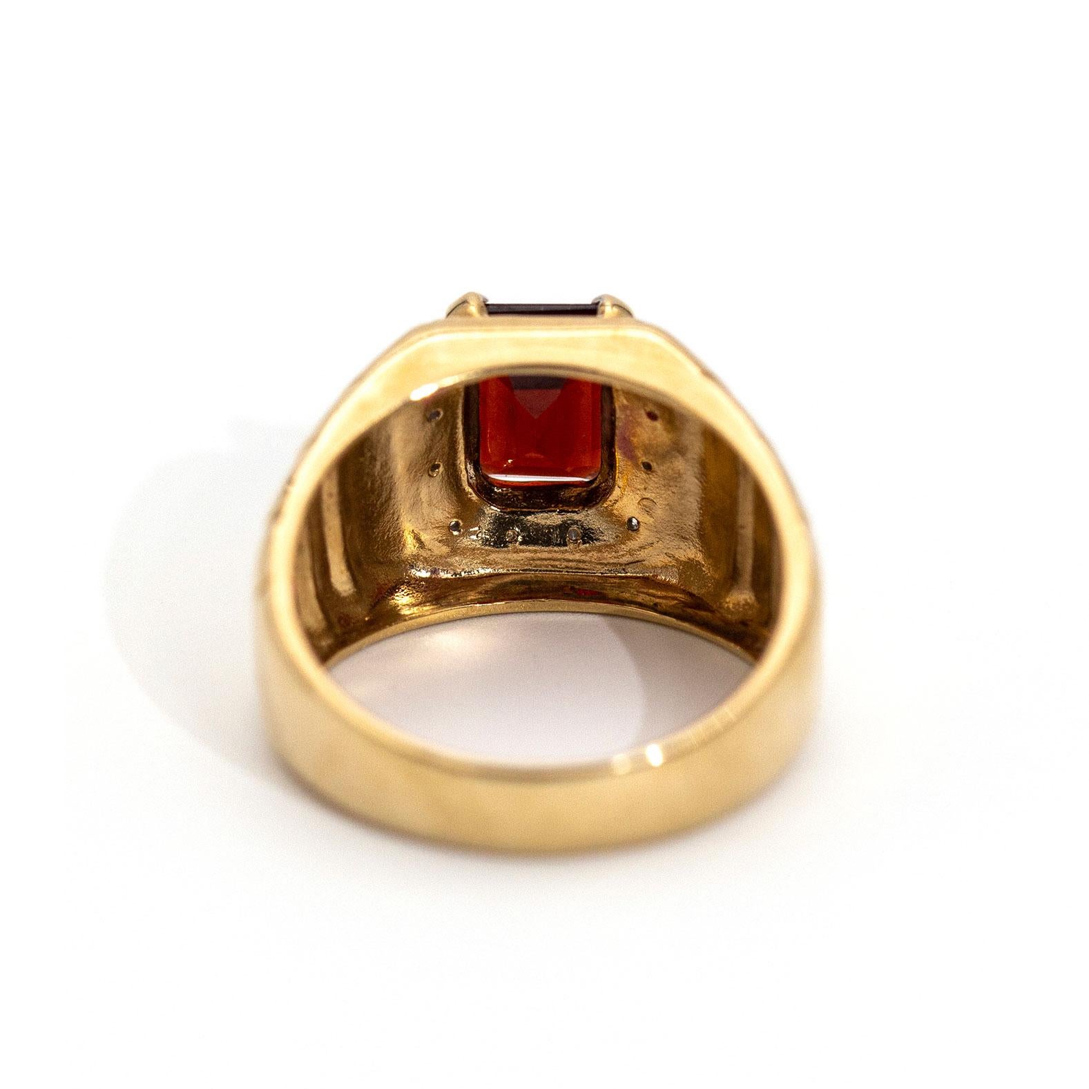 2.30 Carat Emerald Cut Red Garnet Diamond 9 Carat Yellow Gold Mens Signet Ring In Good Condition In Hamilton, AU