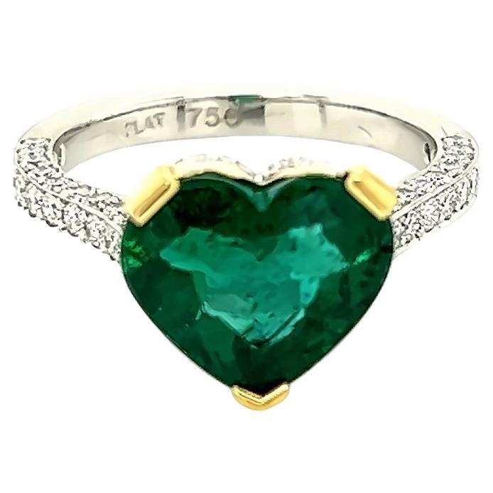 2,30 Karat Smaragd-Herz-Diamantring im Angebot