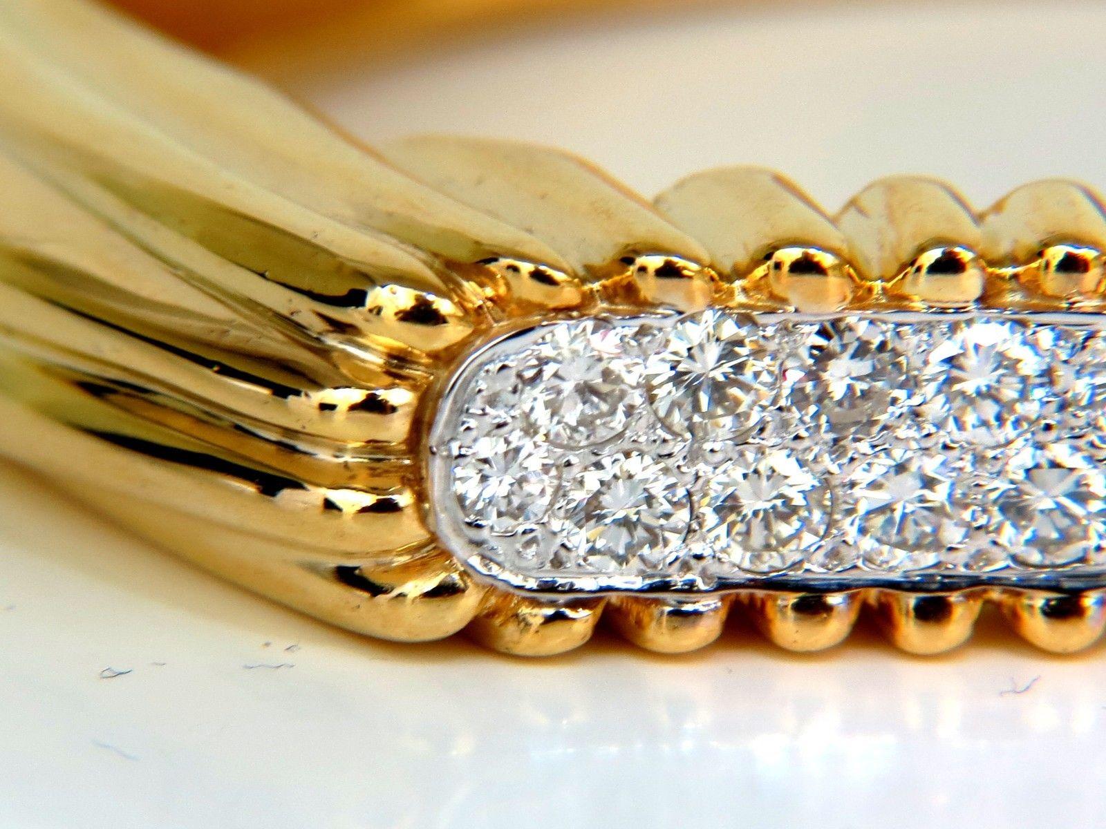 Bracelet jonc rétro en or 14 carats avec diamants en forme d'arc inversé et vague grillée de 2,30 carats Excellent état - En vente à New York, NY