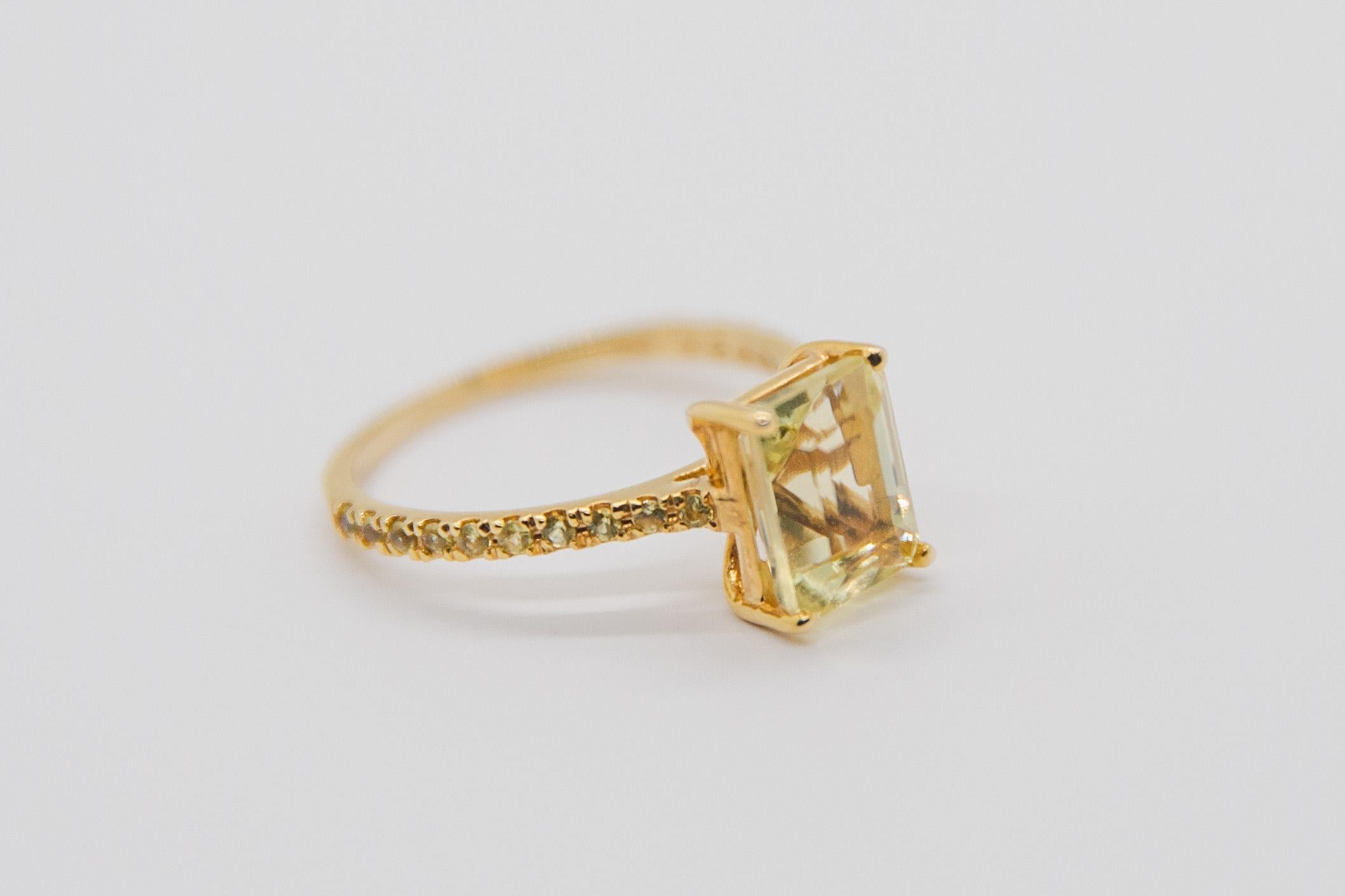 Women's or Men's 2.30 Carat Lemon Quartz Engagement Ring with Yellow Sapphire For Sale
