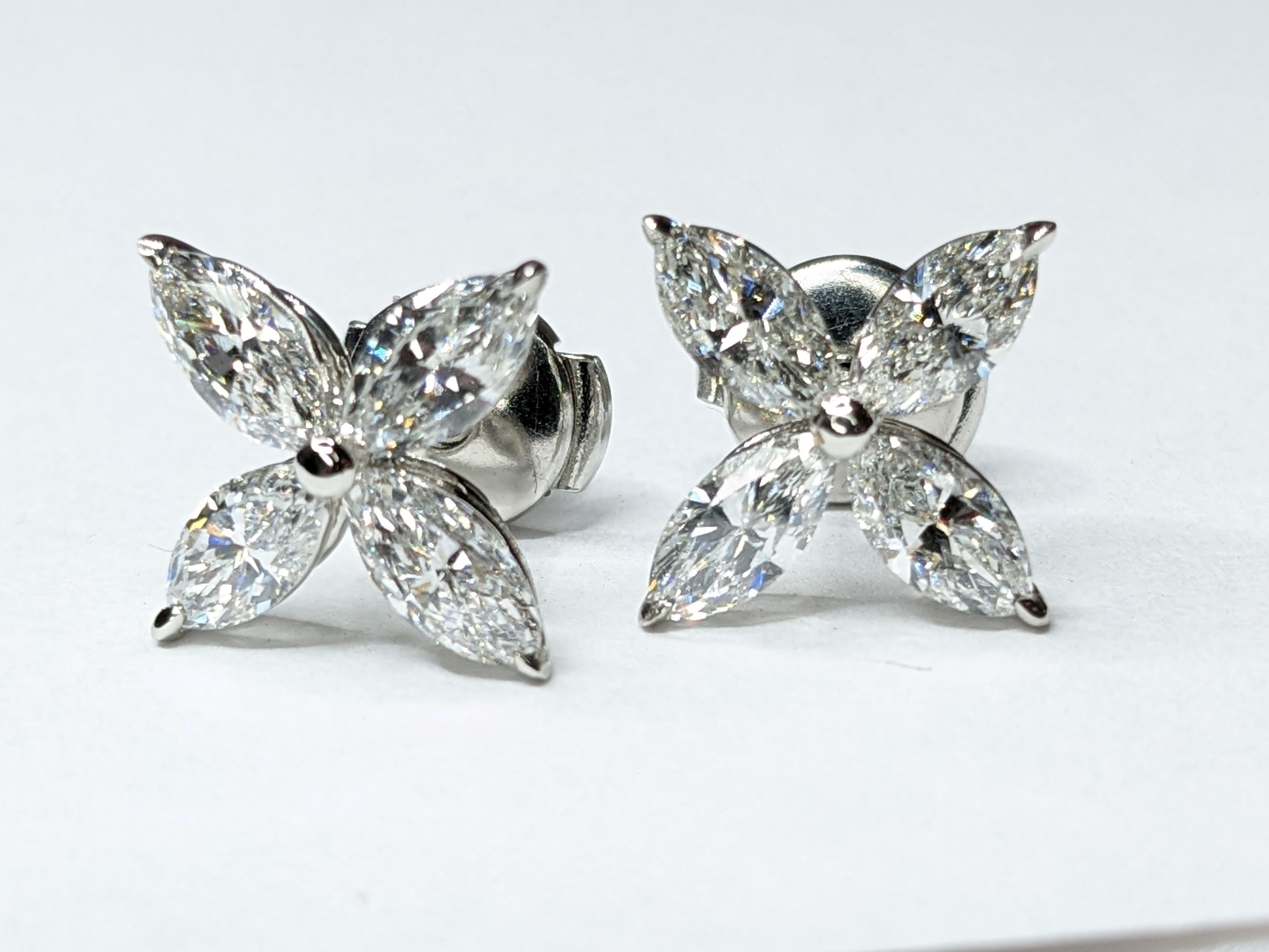Boucles d'oreilles en platine avec fleur et diamant marquise de 2,30 carats en vente 1