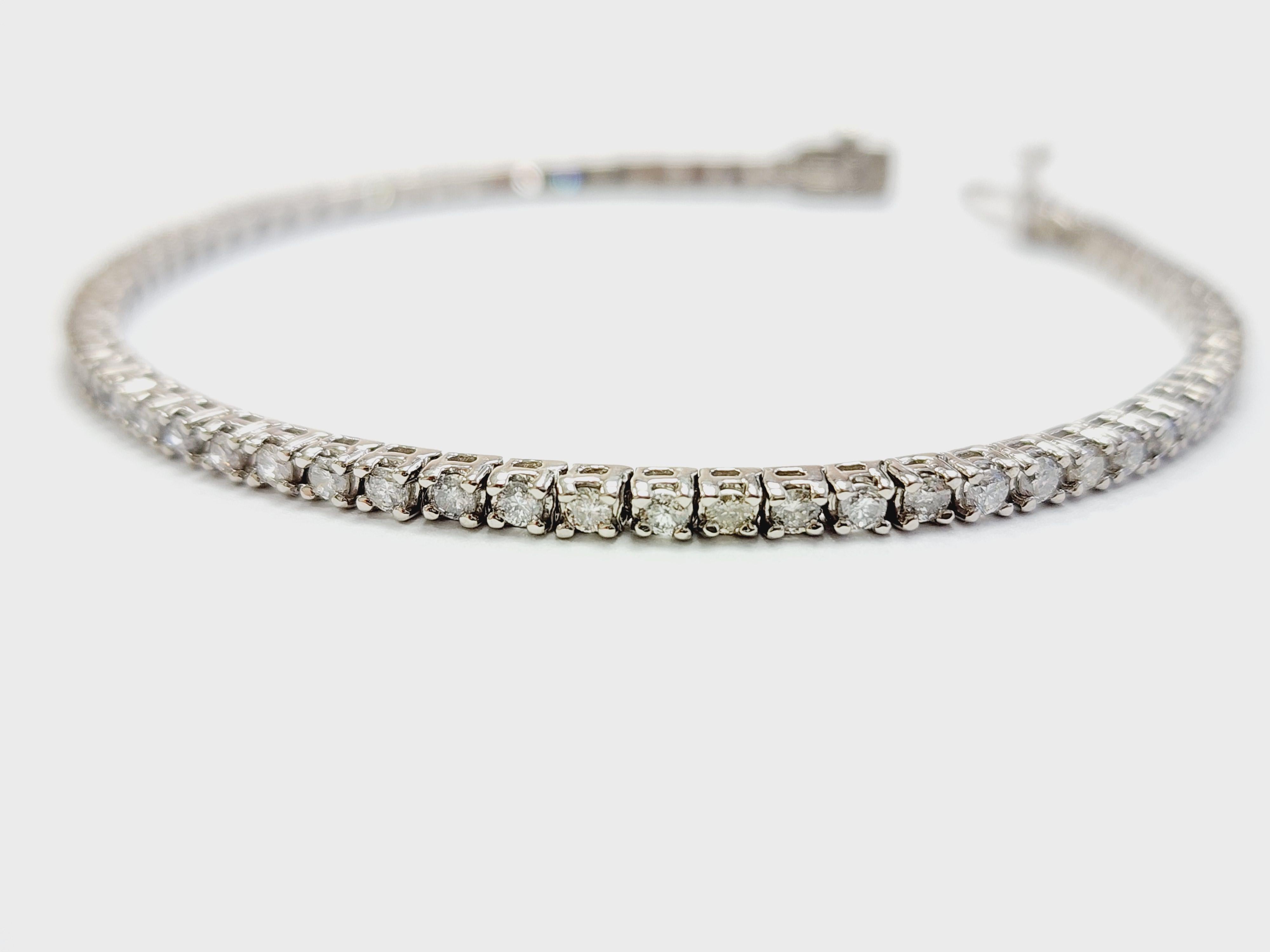 Wunderschönes Qualitäts-Tennisarmband, weiße Diamanten im runden Brillantschliff mit ausgezeichnetem Glanz!
14 Karat Weißgold im klassischen Vierzack-Stil für maximale Lichtbrillanz. 
Länge: 7 Zoll
Farbpalette: H
Klarheitsbereich: I
Breite: 2,3 mm