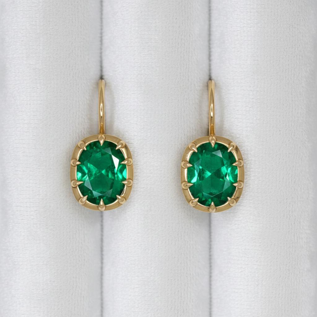 2,30 Karat natürlicher Smaragd Oval 14k Gelbgold Vintage inspiriert Tropfen Ohrringe (Art déco) im Angebot