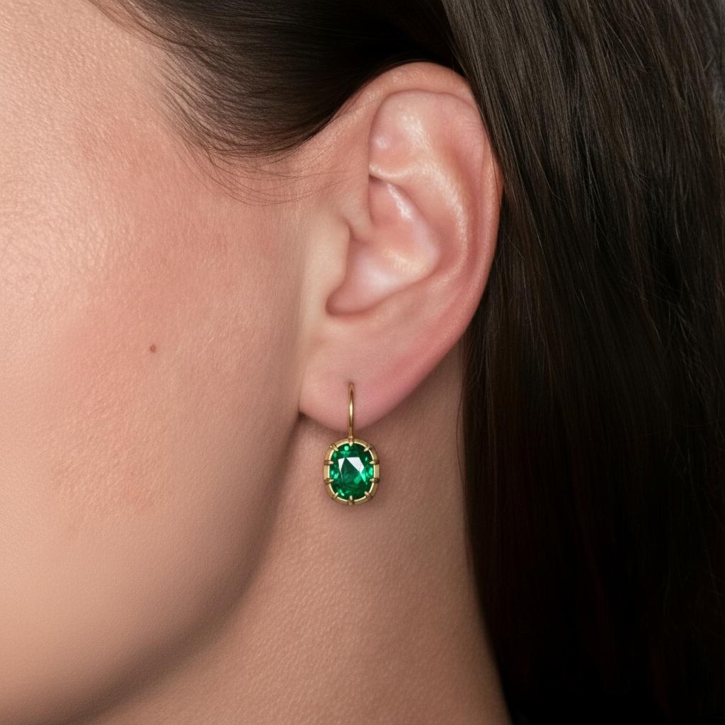 2,30 Karat natürlicher Smaragd Oval 14k Gelbgold Vintage inspiriert Tropfen Ohrringe (Ovalschliff) im Angebot
