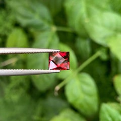 2,30 Karat Natürlicher facettierter roter Rhodolith-Granat Afrikanischer Edelstein im Sonderschliff