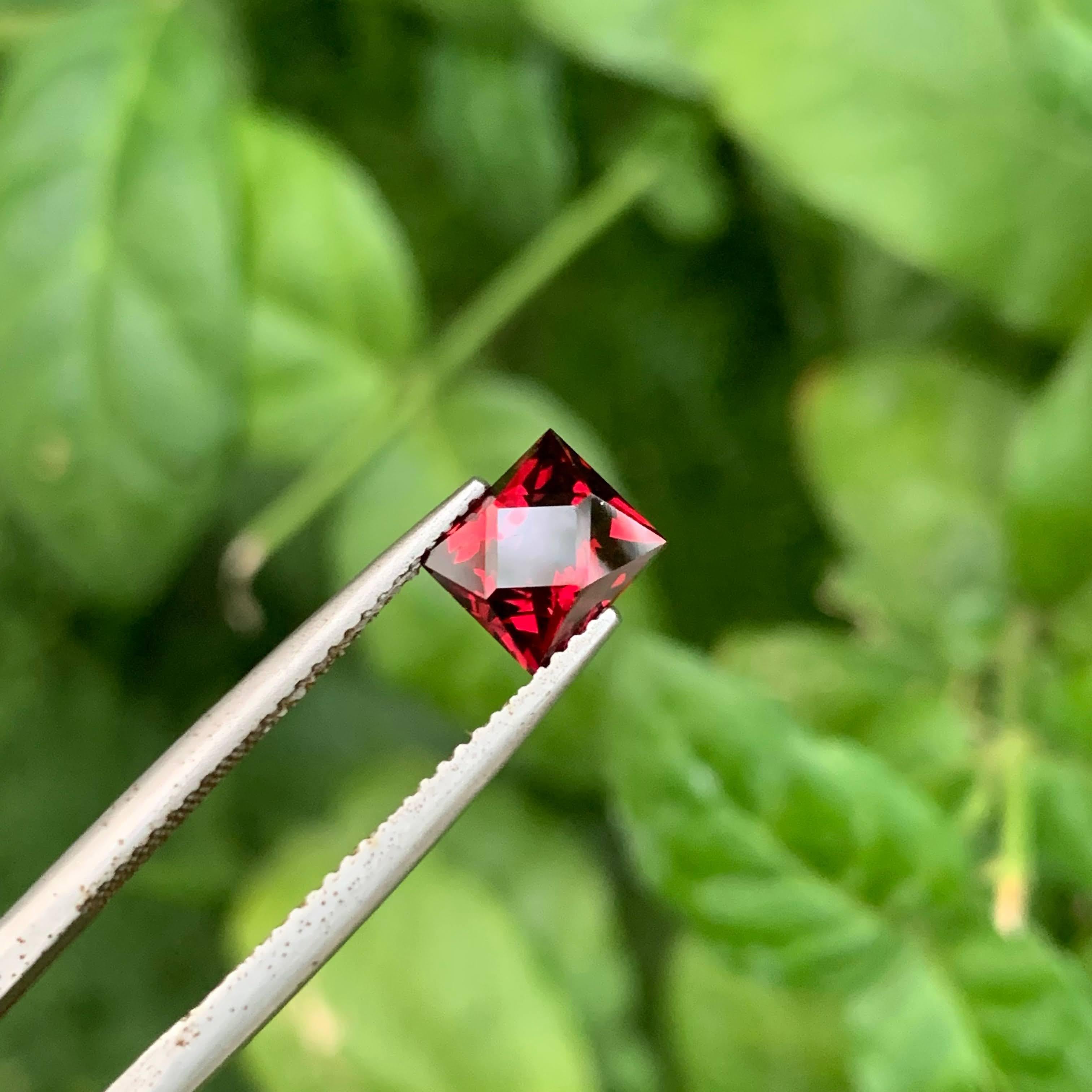 Moderne 2.30 Carat Natural Faceted Red Rhodolite Garnet Custom Cut African Gemstone (grenat rhodolite rouge à facettes, taille personnalisée) en vente