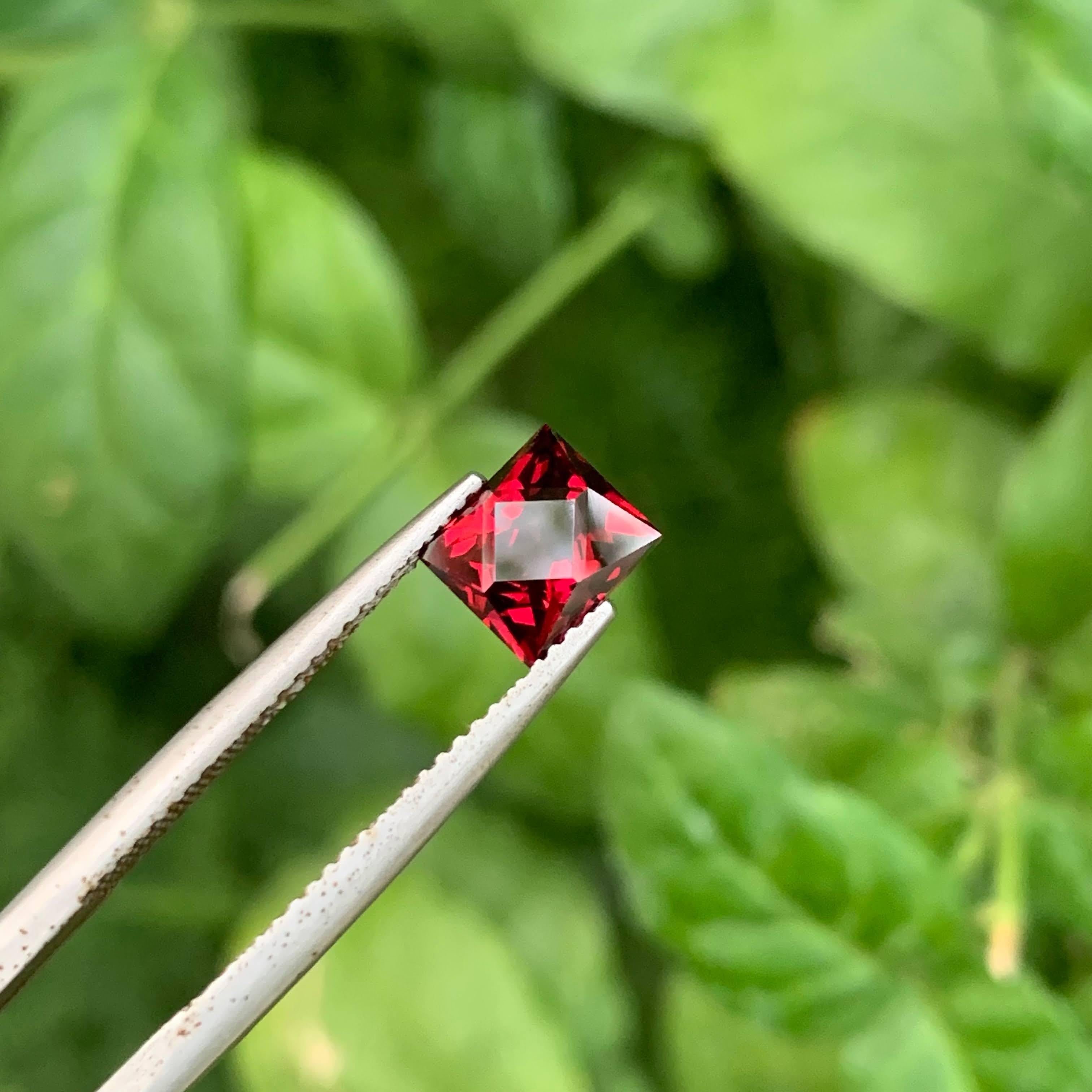 Taille mixte 2.30 Carat Natural Faceted Red Rhodolite Garnet Custom Cut African Gemstone (grenat rhodolite rouge à facettes, taille personnalisée) en vente