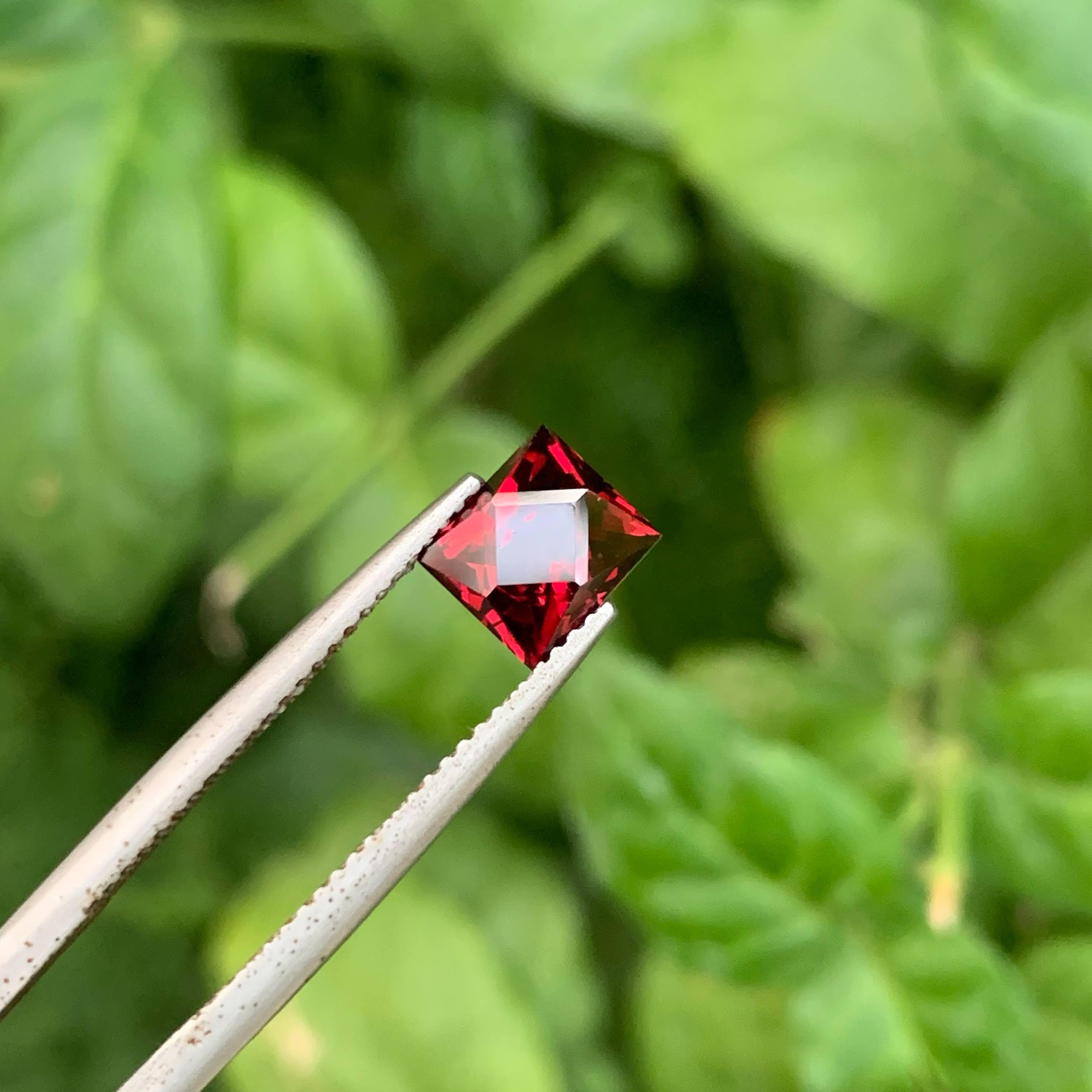 2.30 Carat Natural Faceted Red Rhodolite Garnet Custom Cut African Gemstone (grenat rhodolite rouge à facettes, taille personnalisée) en vente 2