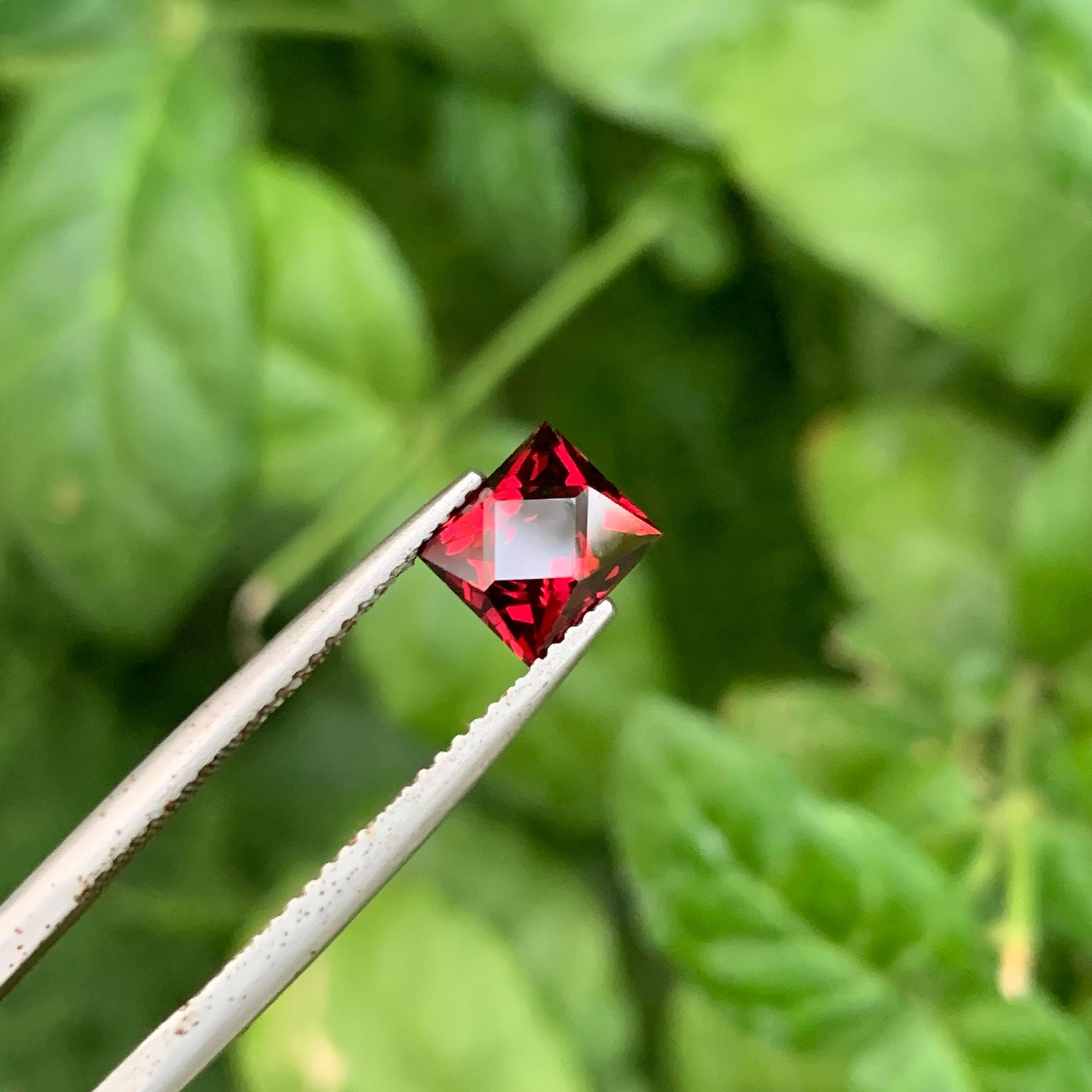 2.30 Carat Natural Faceted Red Rhodolite Garnet Custom Cut African Gemstone (grenat rhodolite rouge à facettes, taille personnalisée) en vente 3
