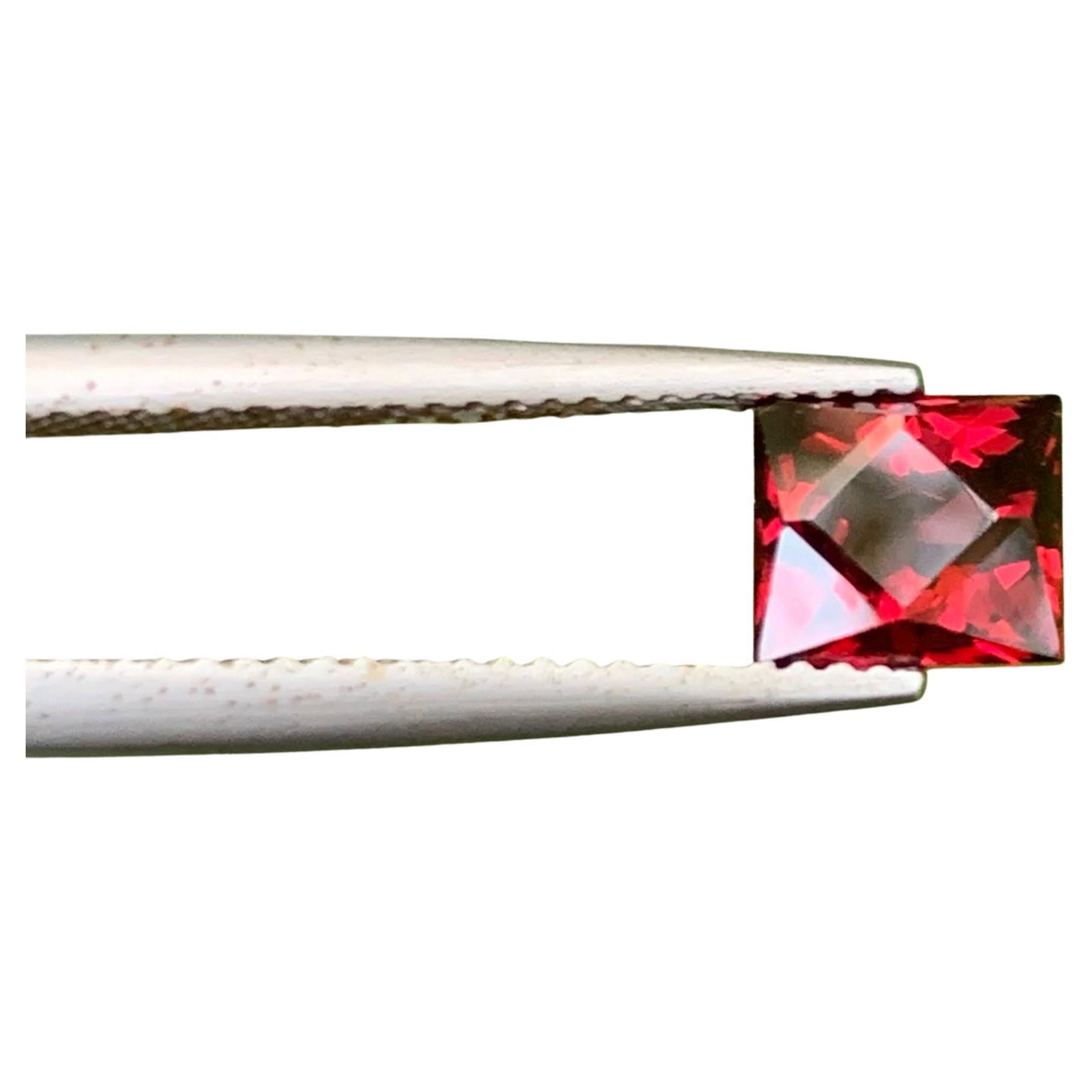 2.30 Carat Natural Faceted Red Rhodolite Garnet Custom Cut African Gemstone (grenat rhodolite rouge à facettes, taille personnalisée) en vente