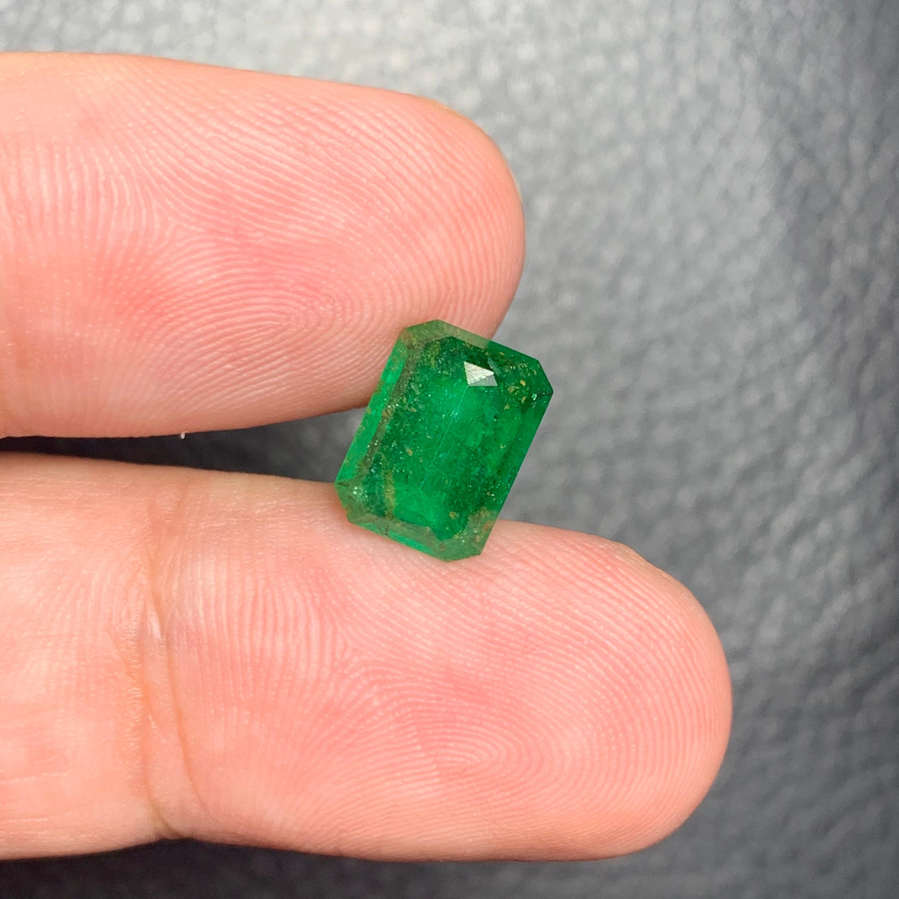 2.30 Carat Natural Loose Emerald Gemstone From Swat, Pakistan For Sale 4
