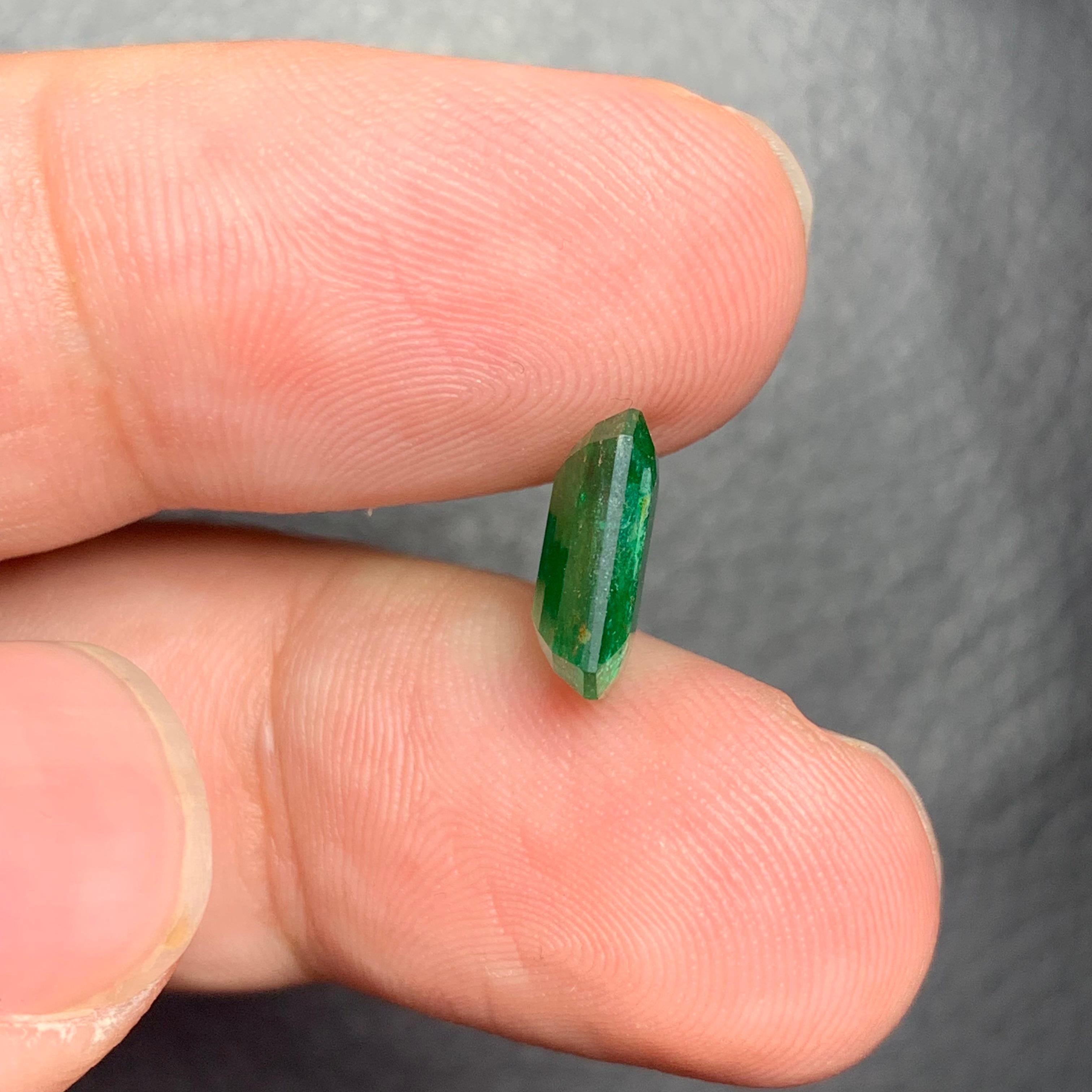 2.30 Carat Natural Loose Emerald Gemstone From Swat, Pakistan For Sale 6