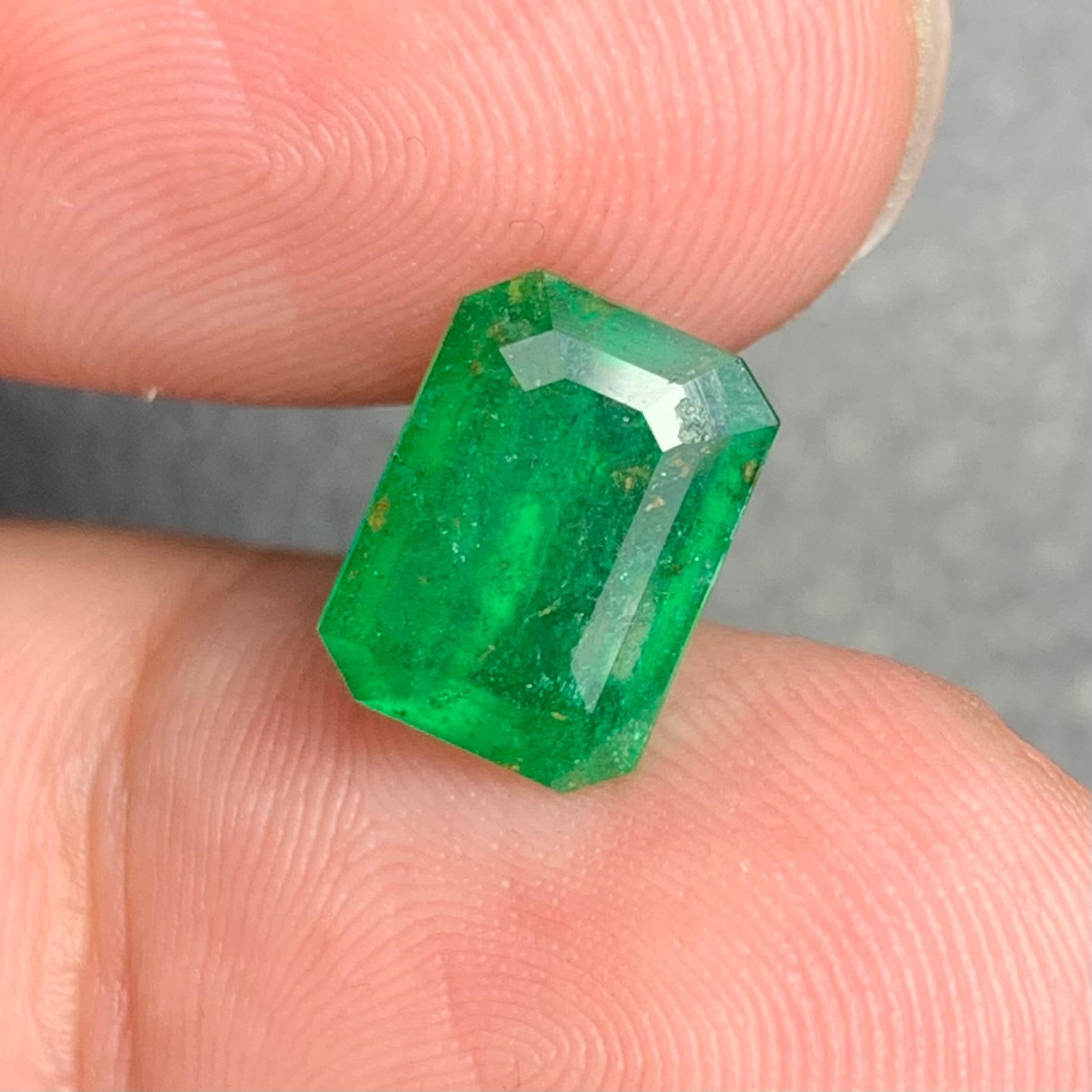 2.30 Carat Natural Loose Emerald Gemstone From Swat, Pakistan For Sale 7