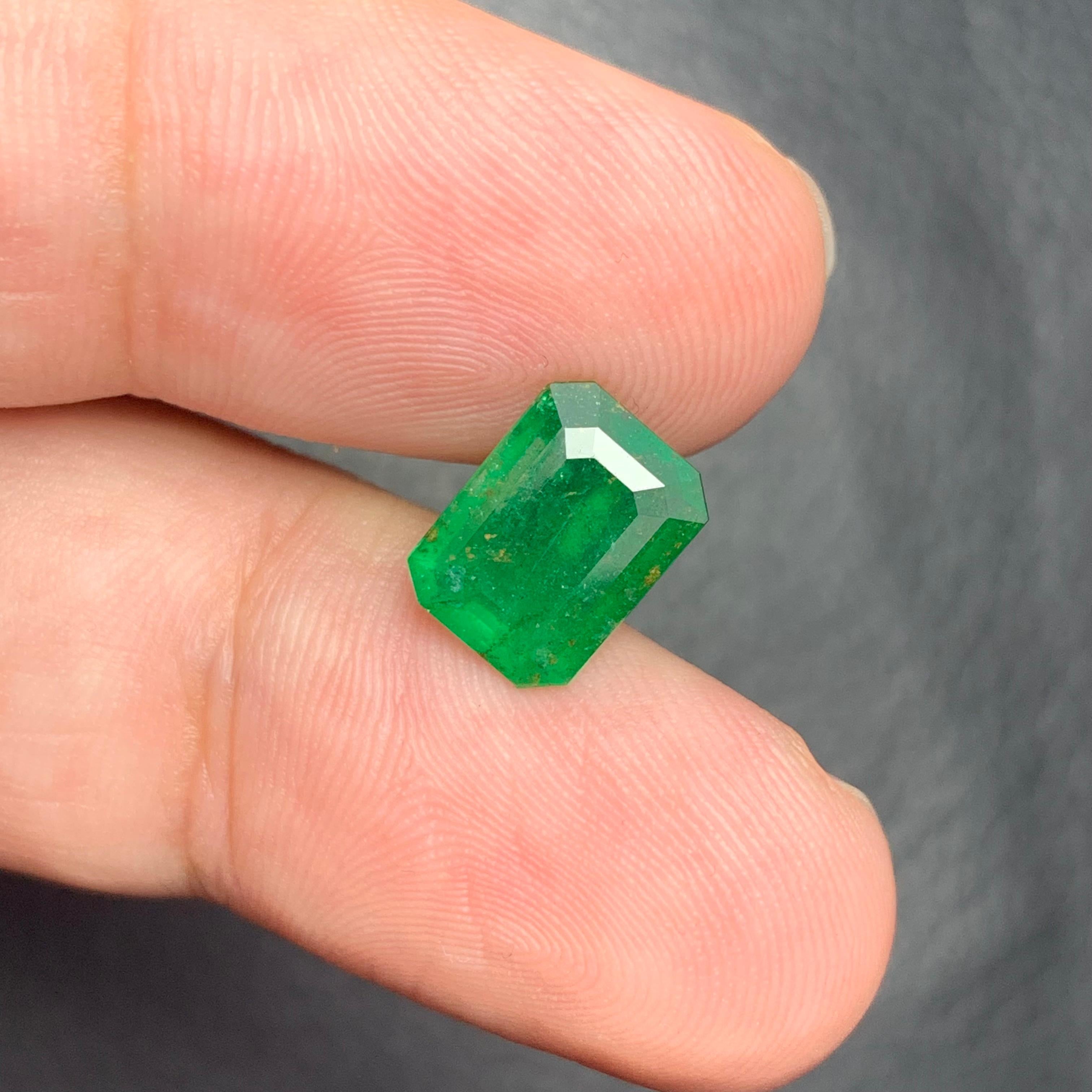 Arts and Crafts 2.30 Carat Natural Loose Emerald Gemstone From Swat, Pakistan For Sale