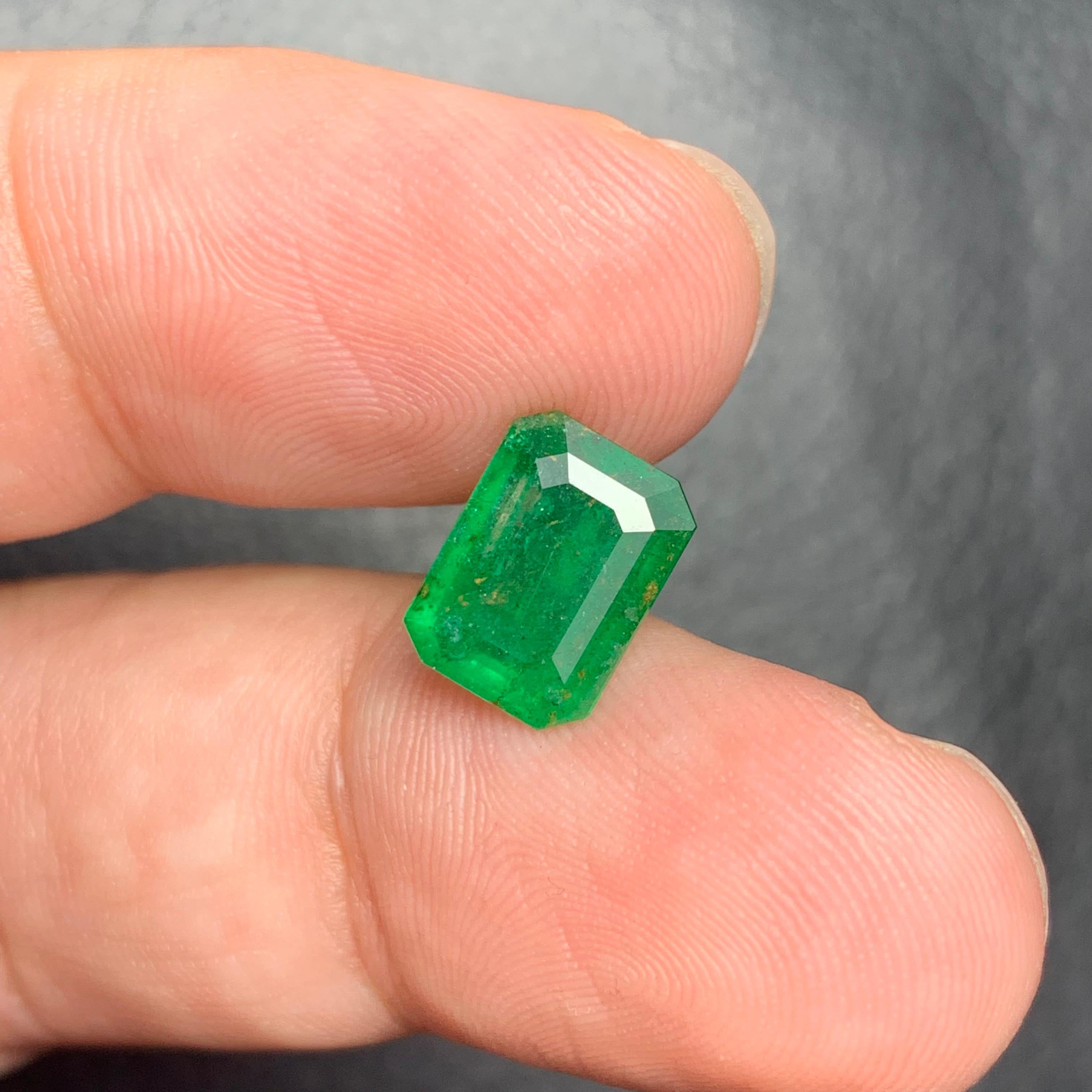 2.30 Carat Natural Loose Emerald Gemstone From Swat, Pakistan In New Condition For Sale In Peshawar, PK