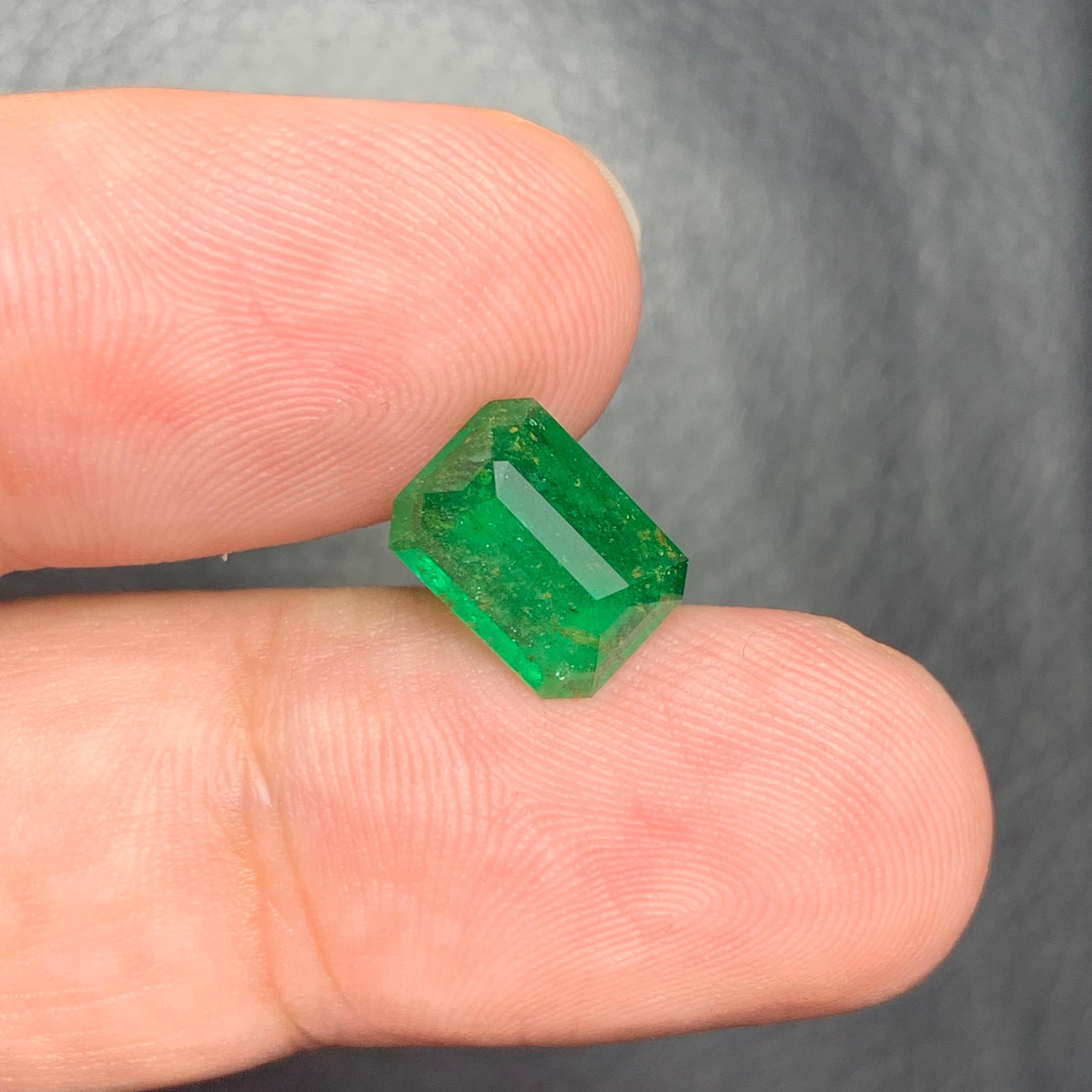 Women's or Men's 2.30 Carat Natural Loose Emerald Gemstone From Swat, Pakistan For Sale