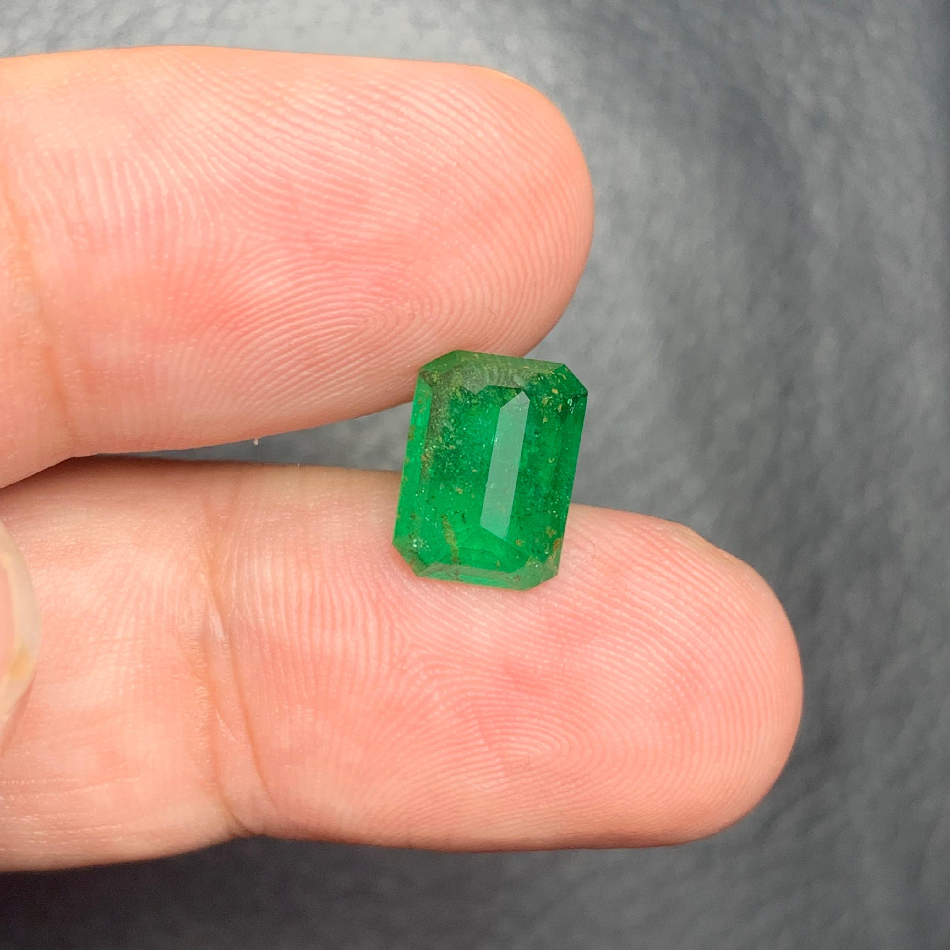 2.30 Carat Natural Loose Emerald Gemstone From Swat, Pakistan For Sale 1