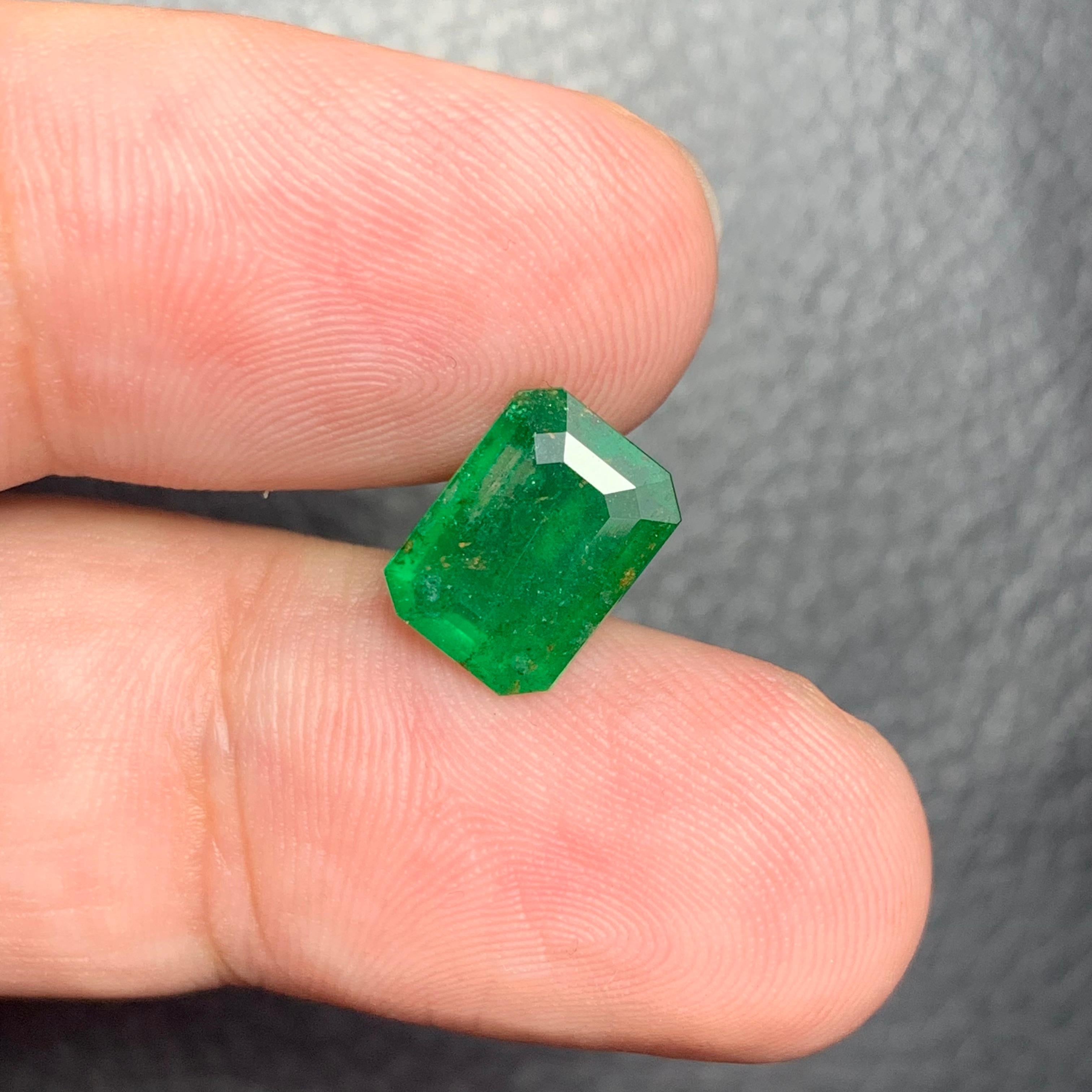 2.30 Carat Natural Loose Emerald Gemstone From Swat, Pakistan For Sale 2