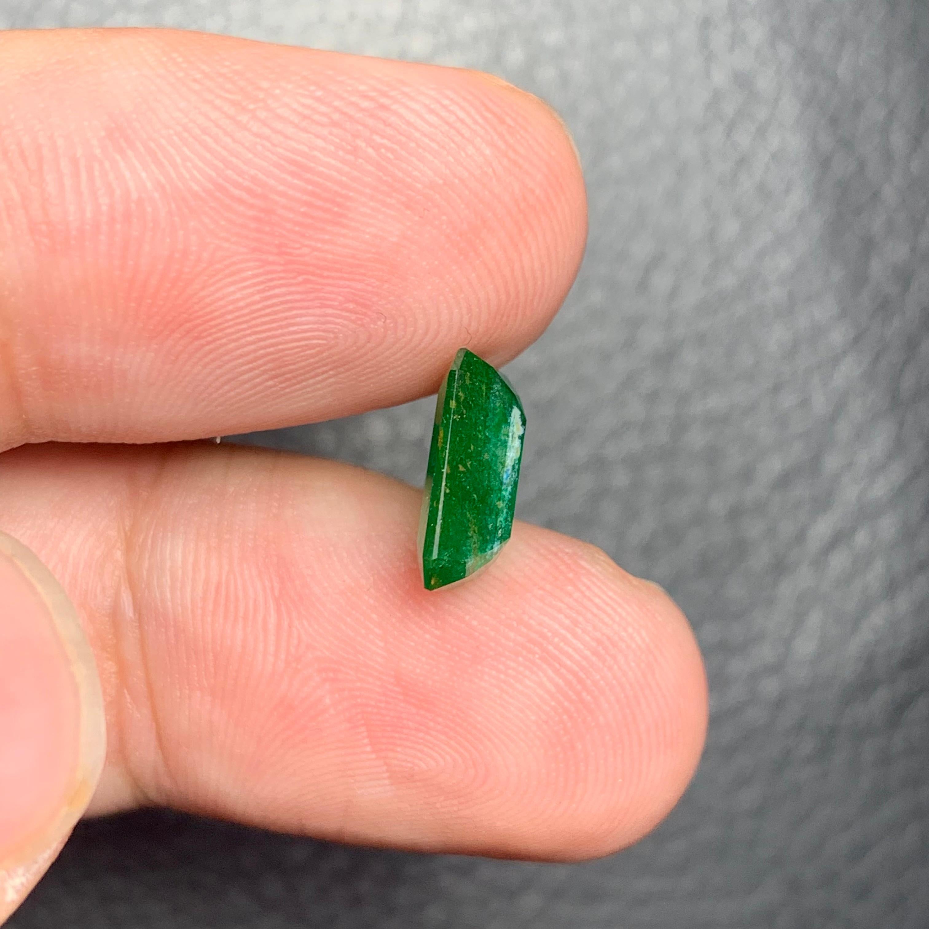 2.30 Carat Natural Loose Emerald Gemstone From Swat, Pakistan For Sale 3