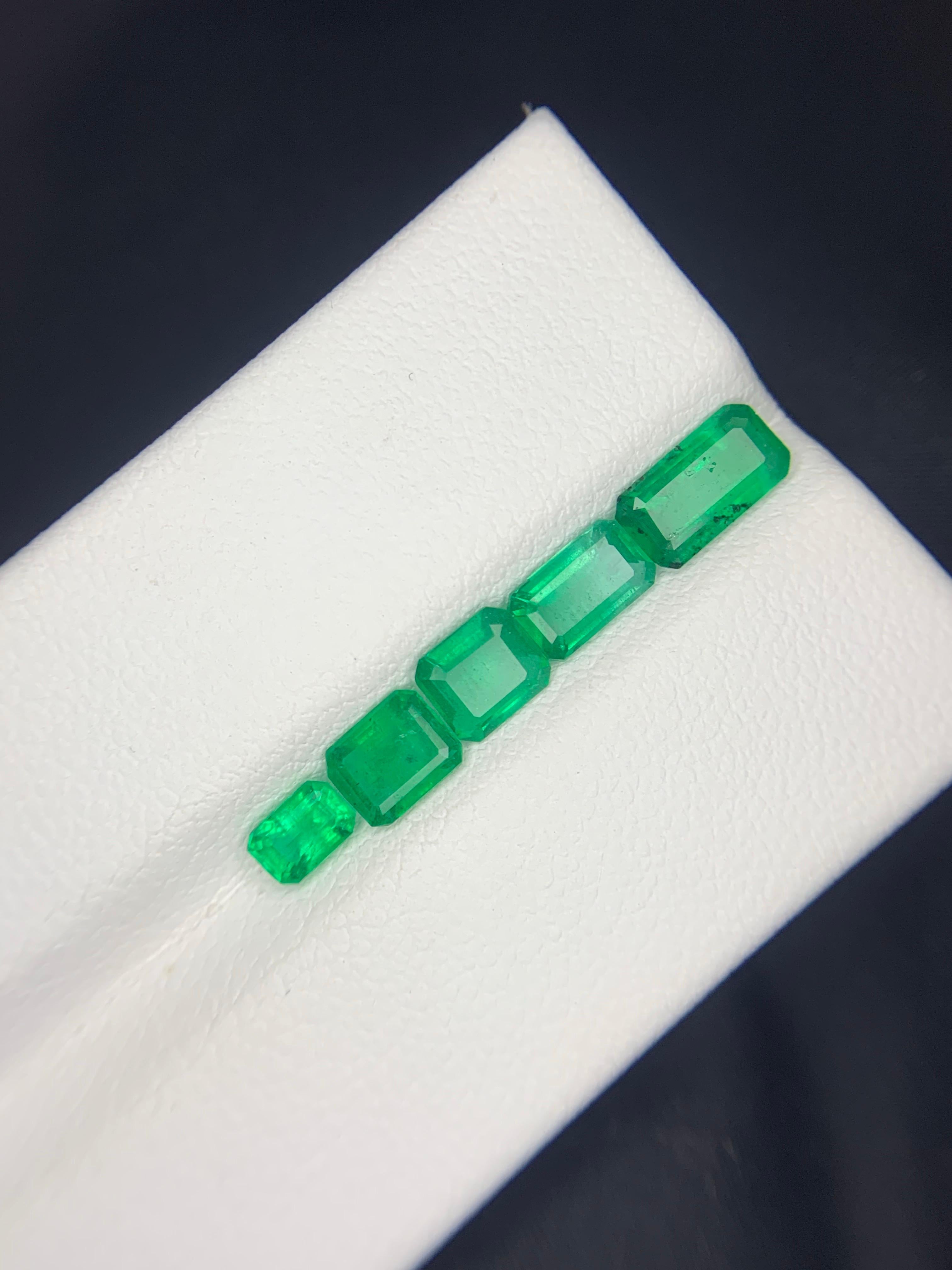 Lotto di smeraldi sfusi 

Peso: 2,30 Carati
Dimensioni: Da 0,20 a 0,75 carati 
Origine: Swat Pakistan
Forma: Smeraldo
Trattamento: Olio minore (normale per il commercio)
Certificato: Su richiesta del cliente

Immerso nelle lussureggianti valli dello