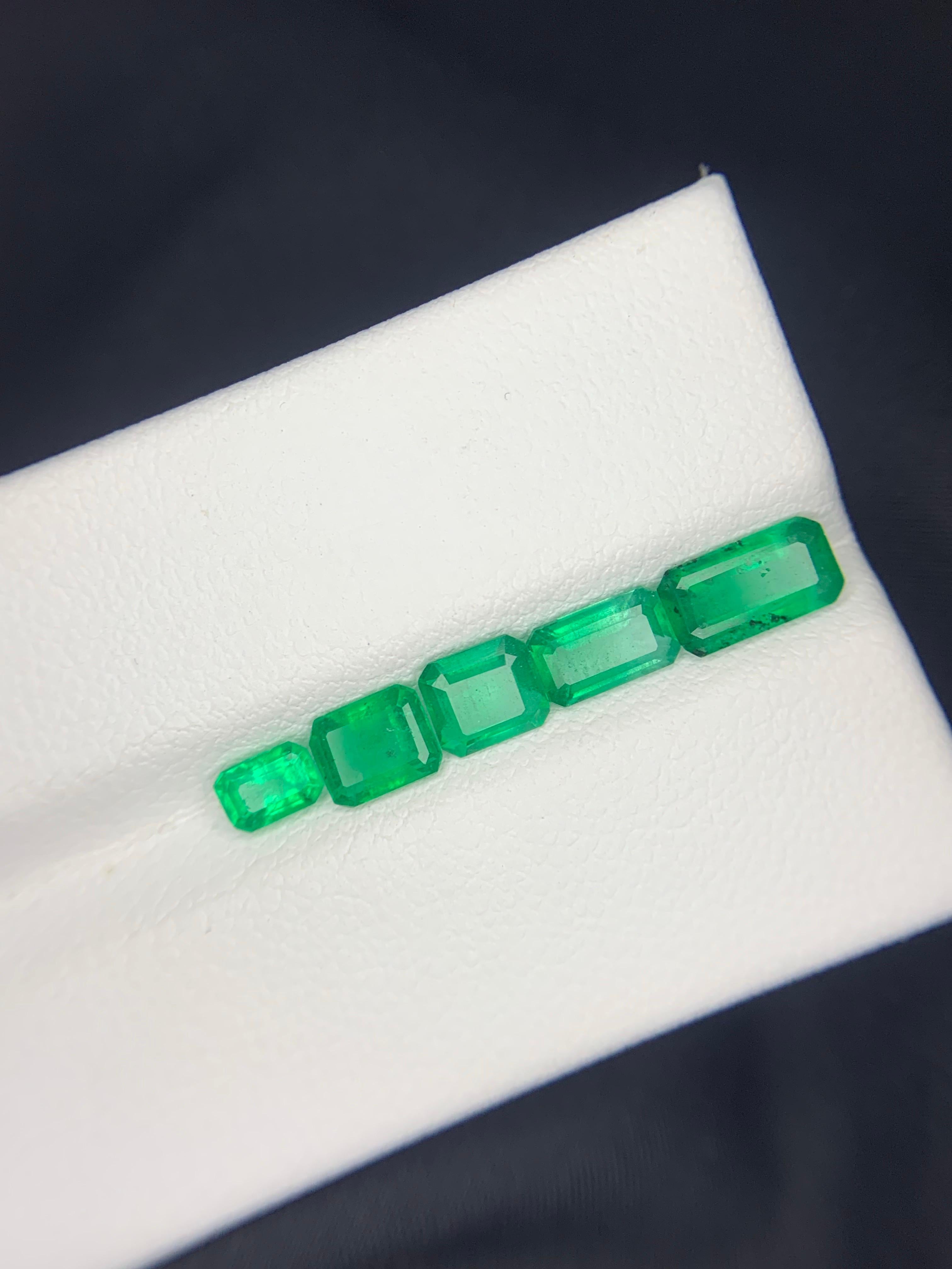 Arts and Crafts Lotto di smeraldi naturali sfusi da 2,30 carati per la creazione di gioielli in vendita