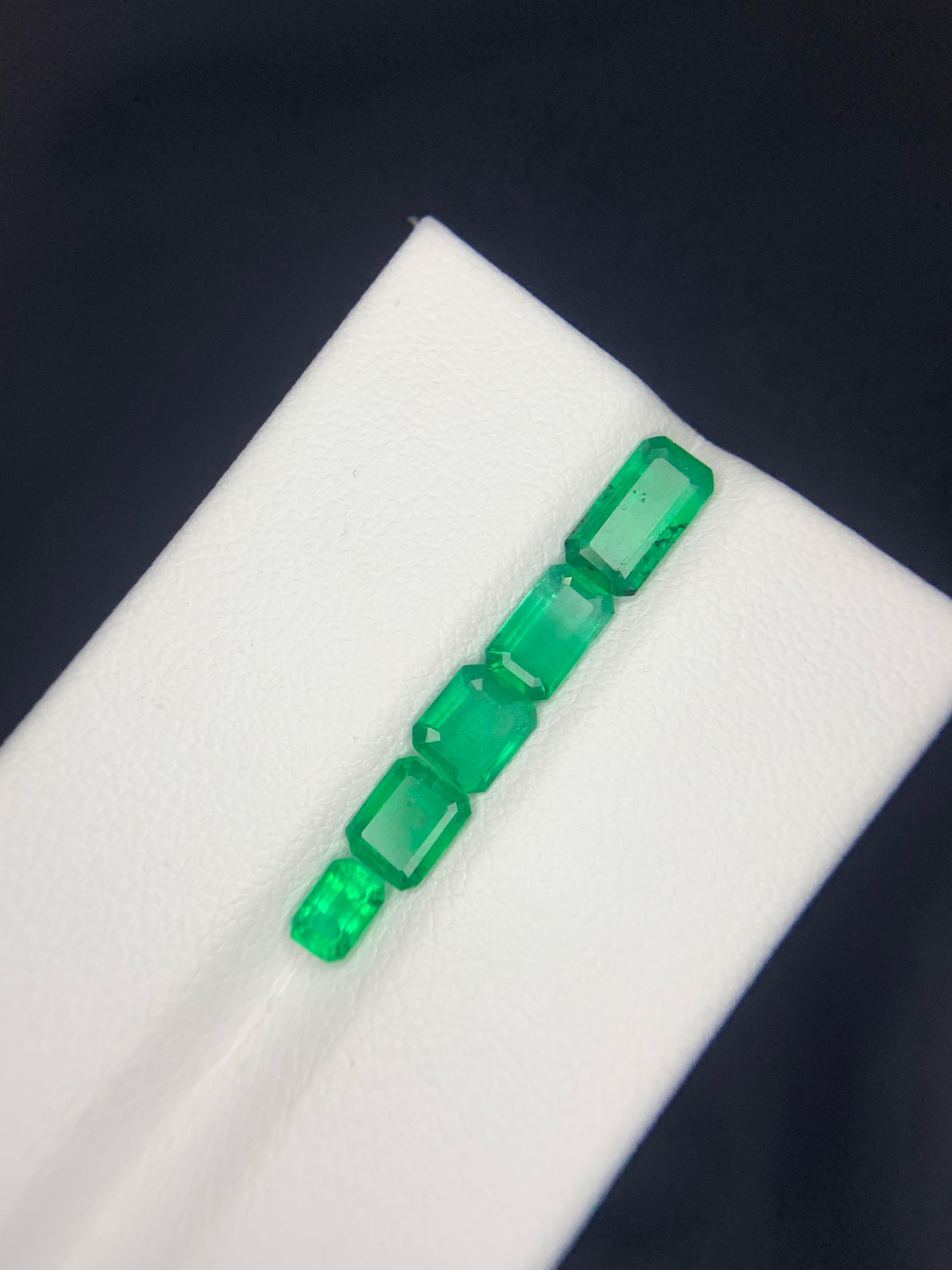 Lotto di smeraldi naturali sfusi da 2,30 carati per la creazione di gioielli In condizioni Nuovo in vendita a Peshawar, PK