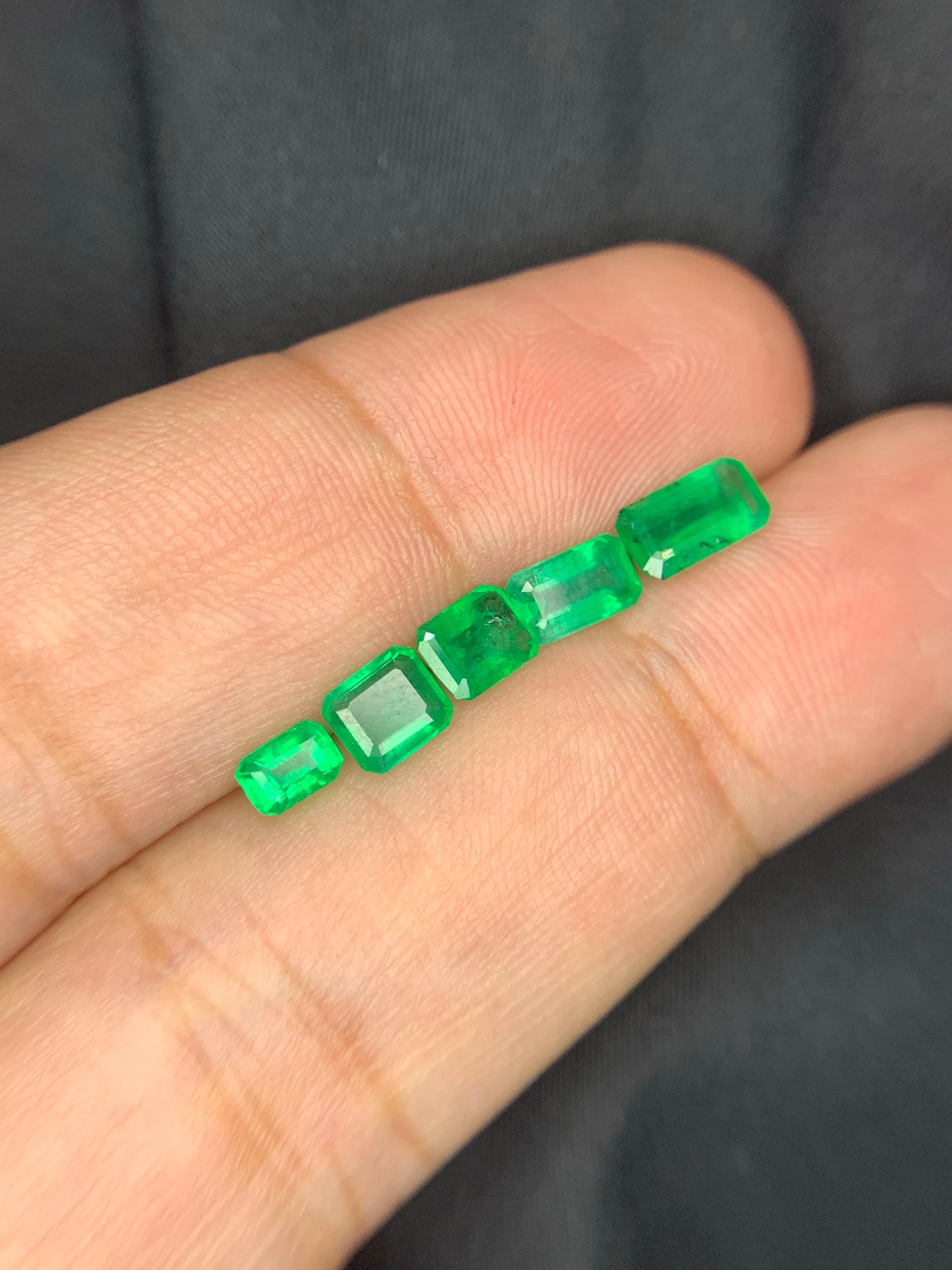 da uomo o donna Lotto di smeraldi naturali sfusi da 2,30 carati per la creazione di gioielli in vendita