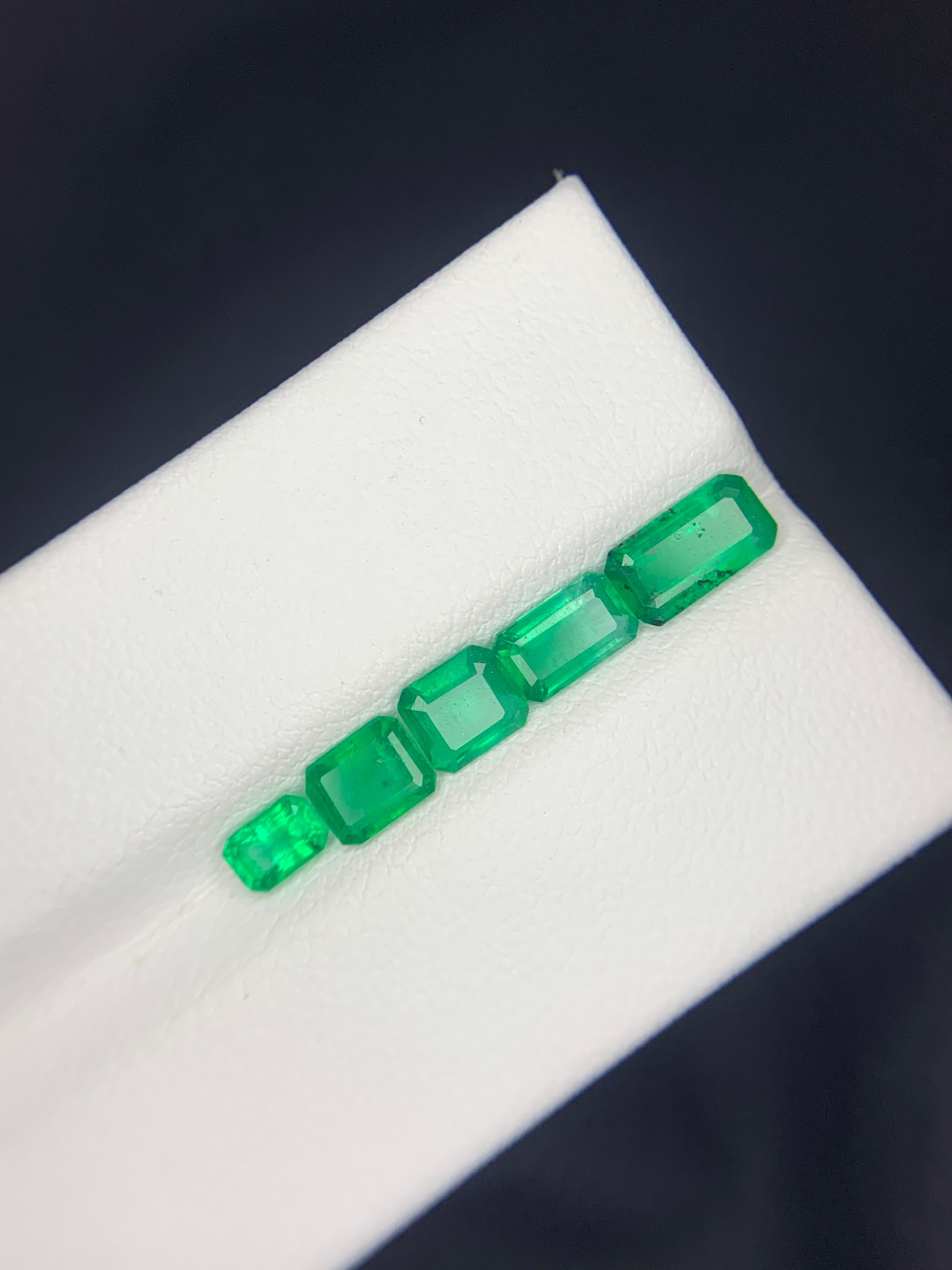 Lotto di smeraldi naturali sfusi da 2,30 carati per la creazione di gioielli in vendita 1