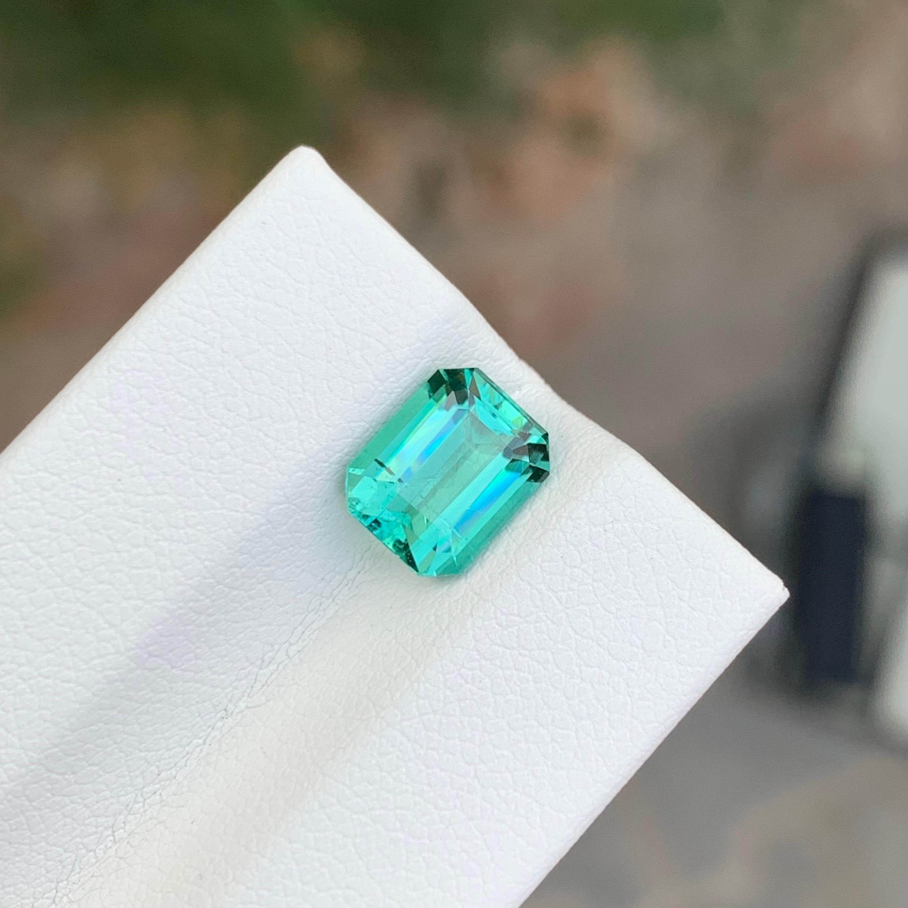 Pierre précieuse naturelle non sertie de 2,30 carats, tourmaline bleue verte en forme d'émeraude en vente 4