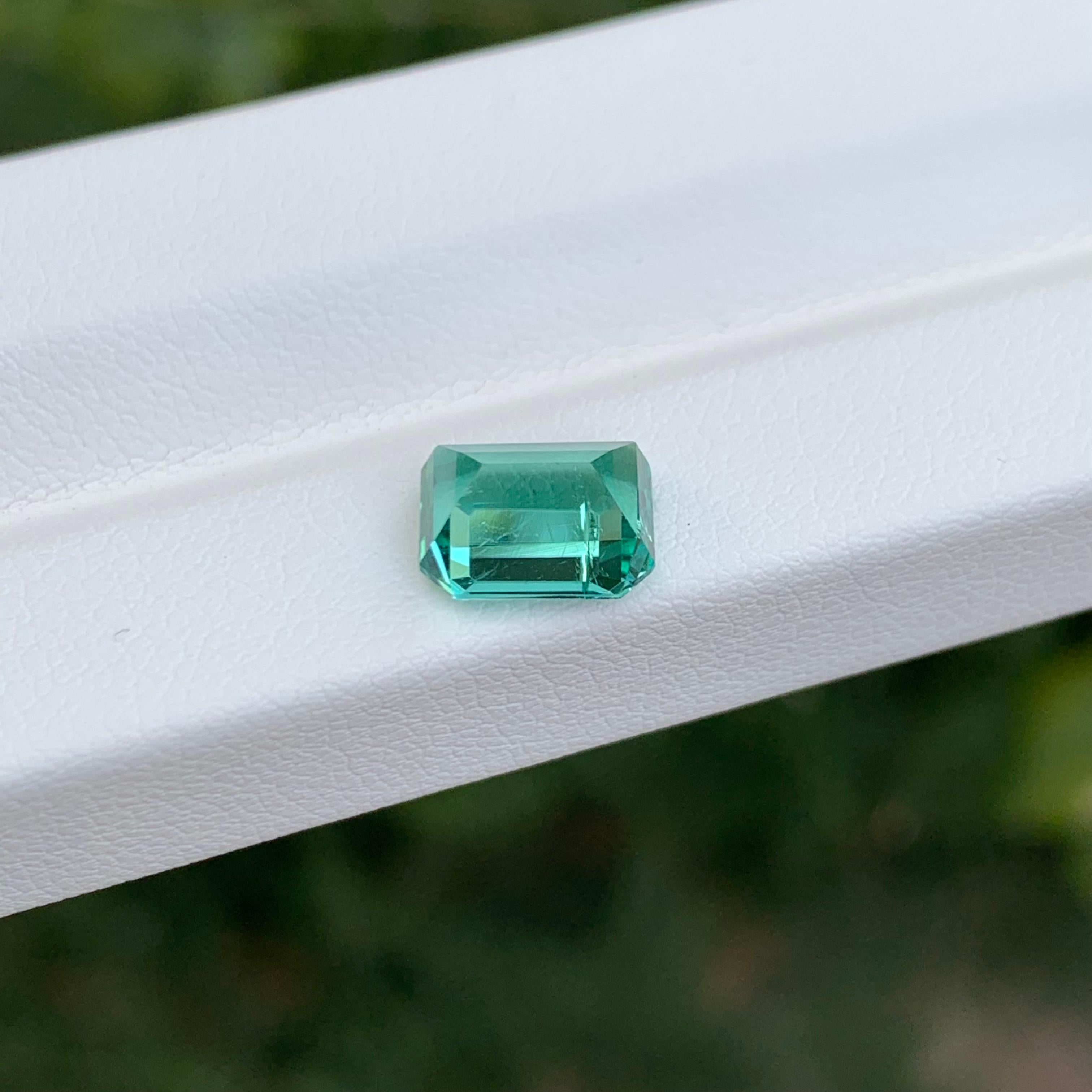Tourmaline bleue verte facettée

Poids : 2,30 carats
Dimension : 8,6 x 6,9 x 4,6 mm
Couleur : Vert Bleu 
Traitement : Non
Certificat : Sur demande du client
Forme : Émeraude


La tourmaline est une pierre précieuse captivante connue pour sa