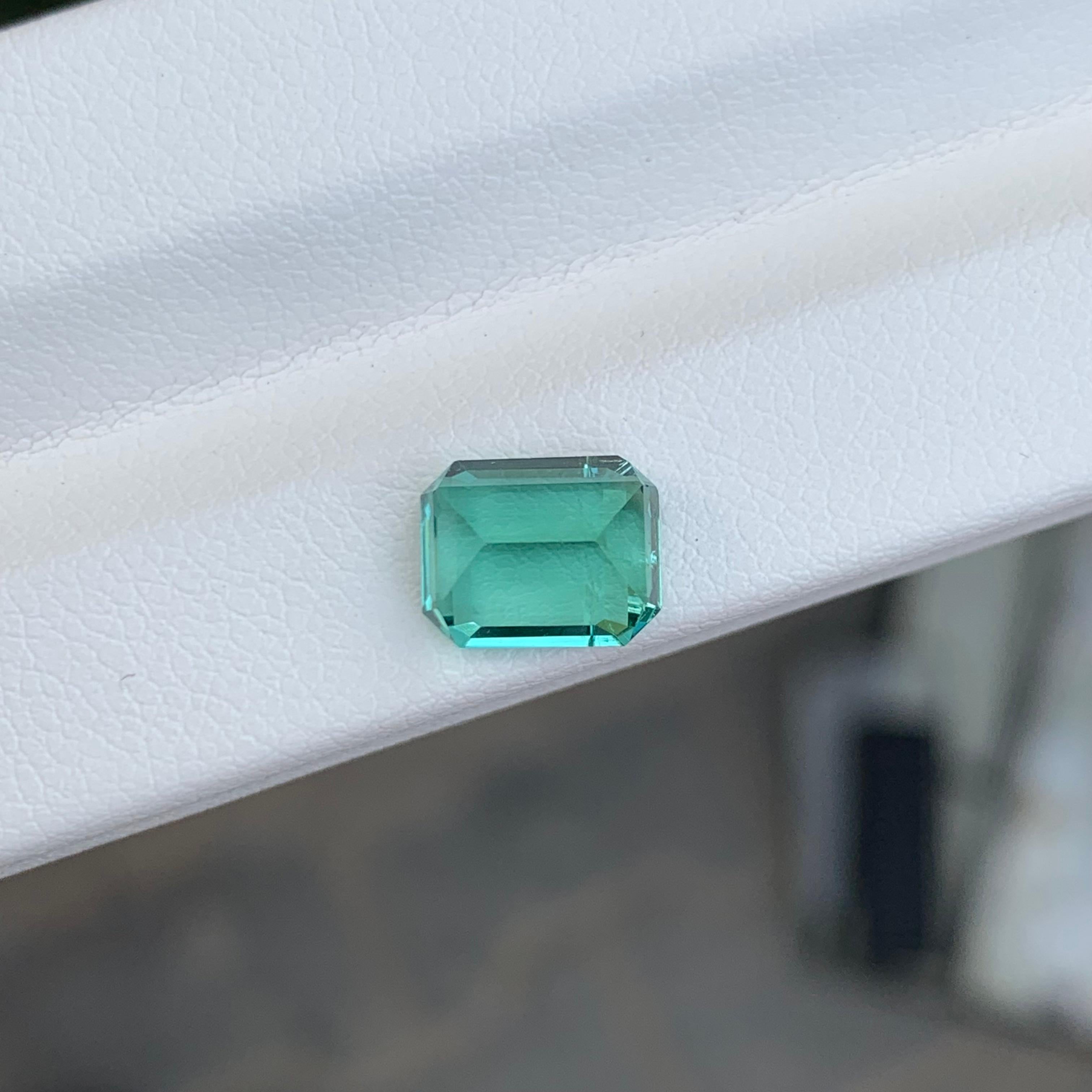 Arts and Crafts Pierre précieuse naturelle non sertie de 2,30 carats, tourmaline bleue verte en forme d'émeraude en vente